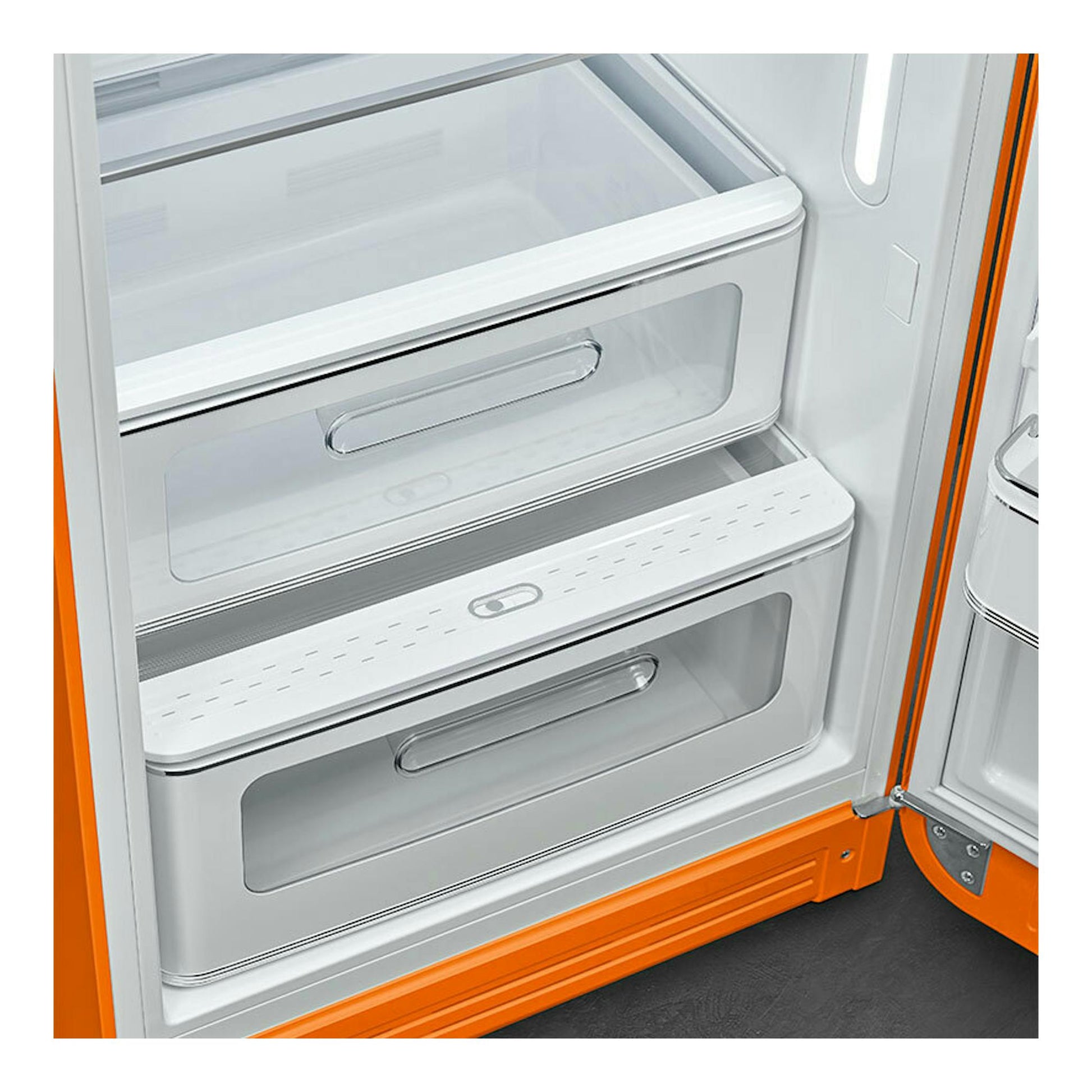 Vista interior frontal de frigorífico Smeg FAB28ROR6 naranja, con dos cajones transparentes y detalles blancos.