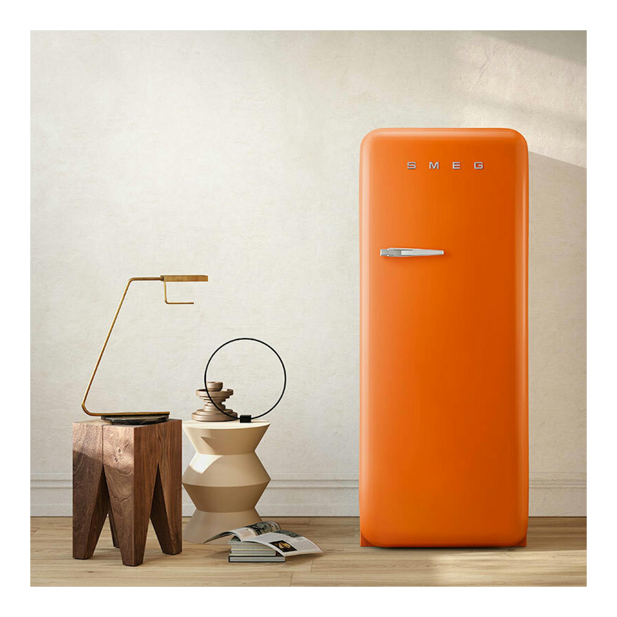 Frigorífico Smeg FAB28ROR6 naranja, vista frontal, con una puerta y tirador cromado.