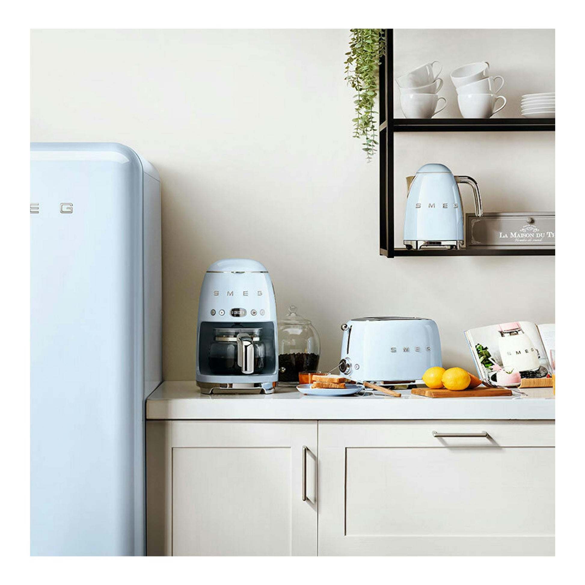 Frigorífico Smeg azul claro de una puerta, vista parcial frontal izquierda.
