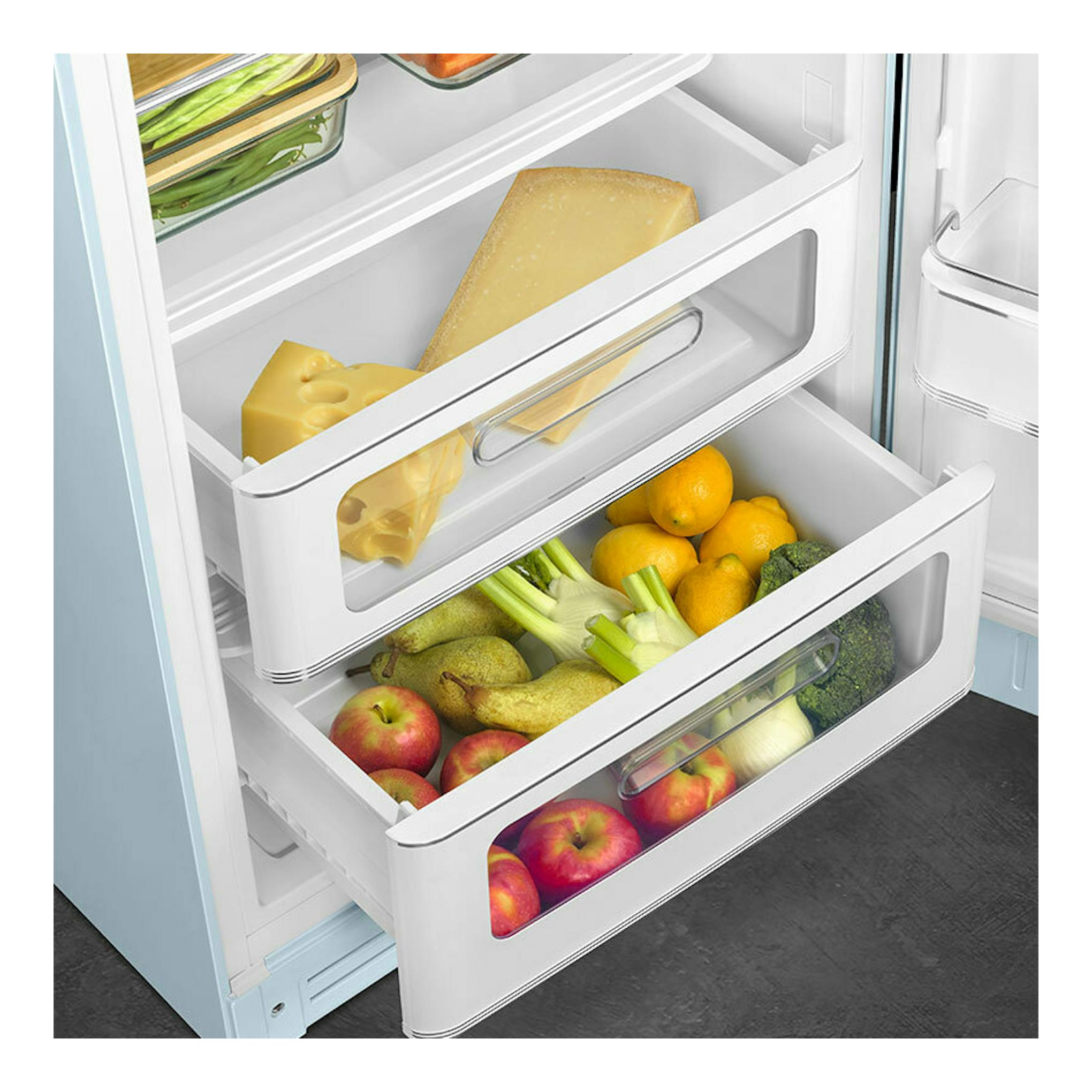 Frigorífico Smeg FAB28RPB6 azul, interior con cajones abiertos y frutas, verduras y queso.