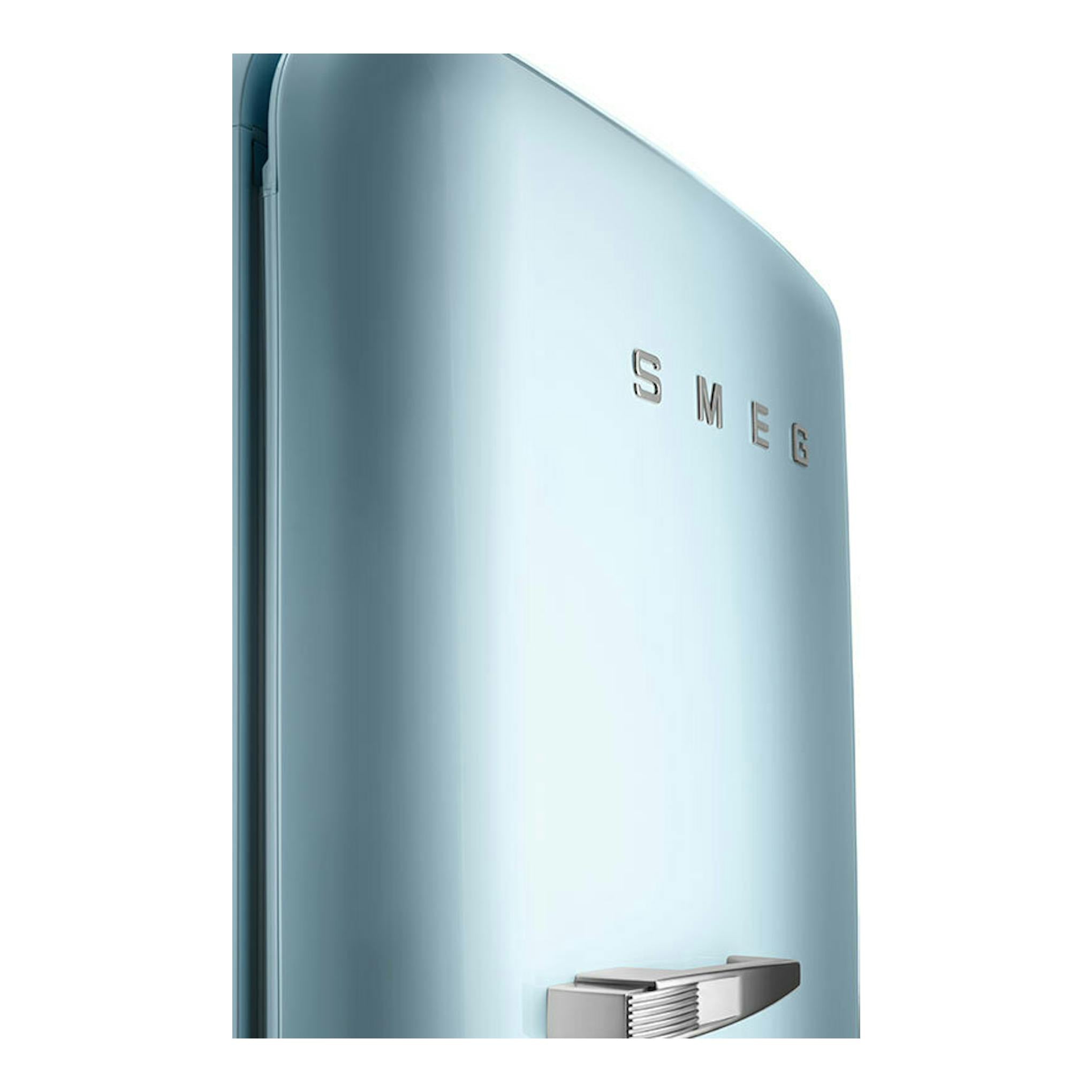 Frigorífico Smeg FAB28RPB6 azul claro, vista frontal en ángulo con puerta y logotipo Smeg.