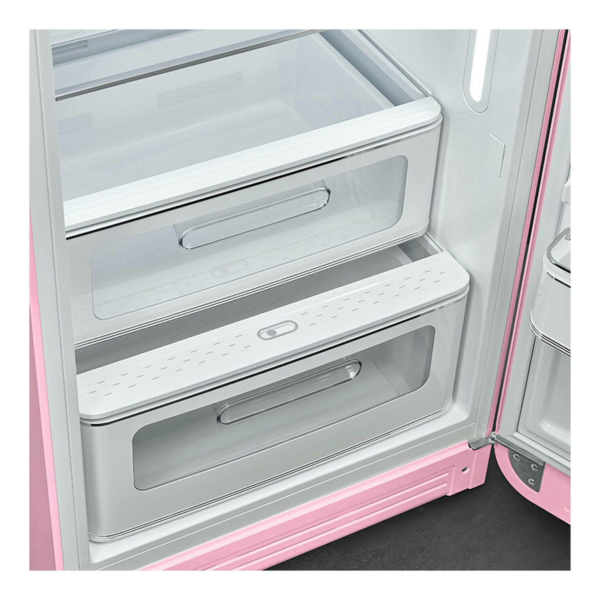 Interior de frigorífico Smeg FAB28RPK6 rosa, vista frontal abierta, con cajones transparentes y detalles blancos.