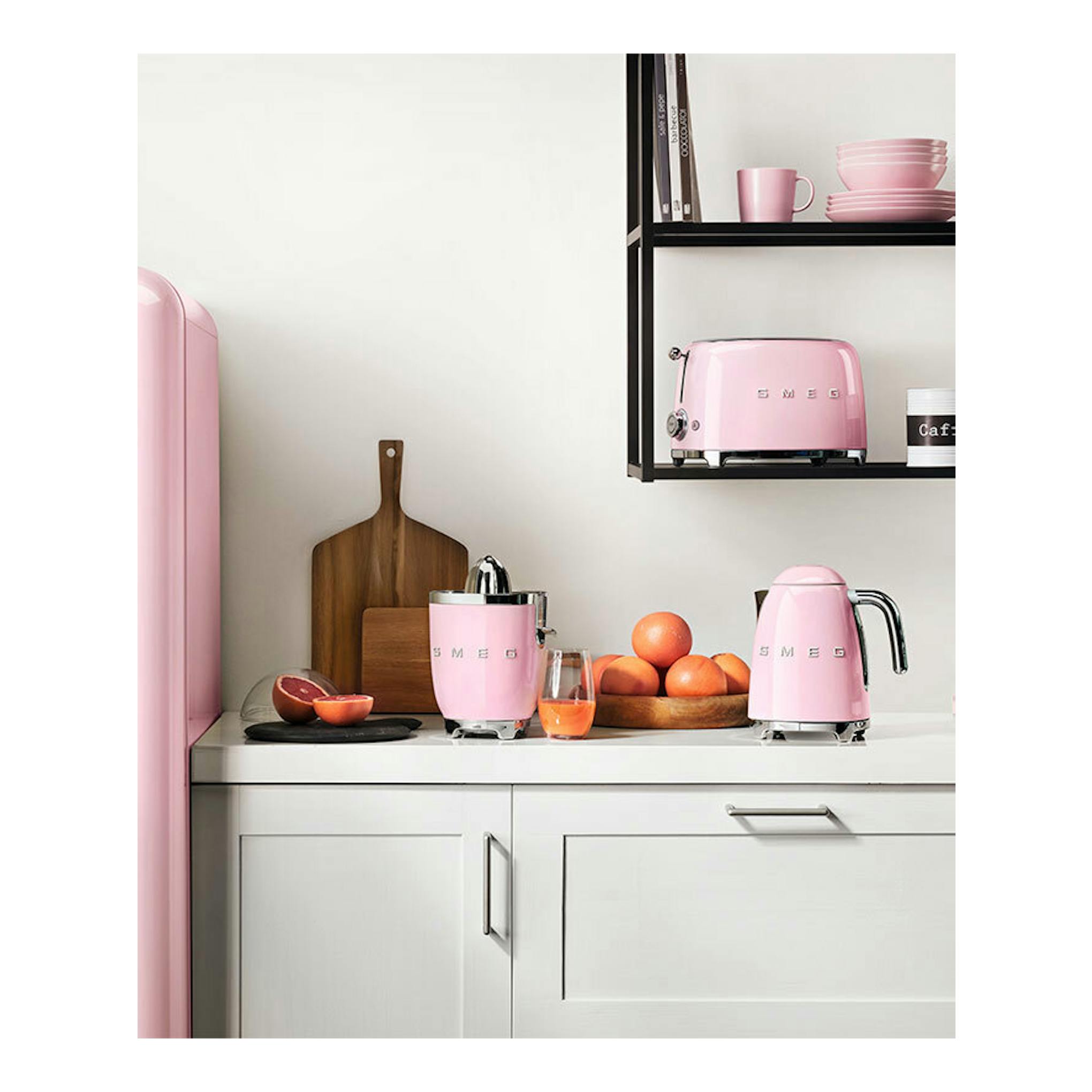 Frigorífico Smeg FAB28RPK6 rosa, vista frontal parcial en una cocina.