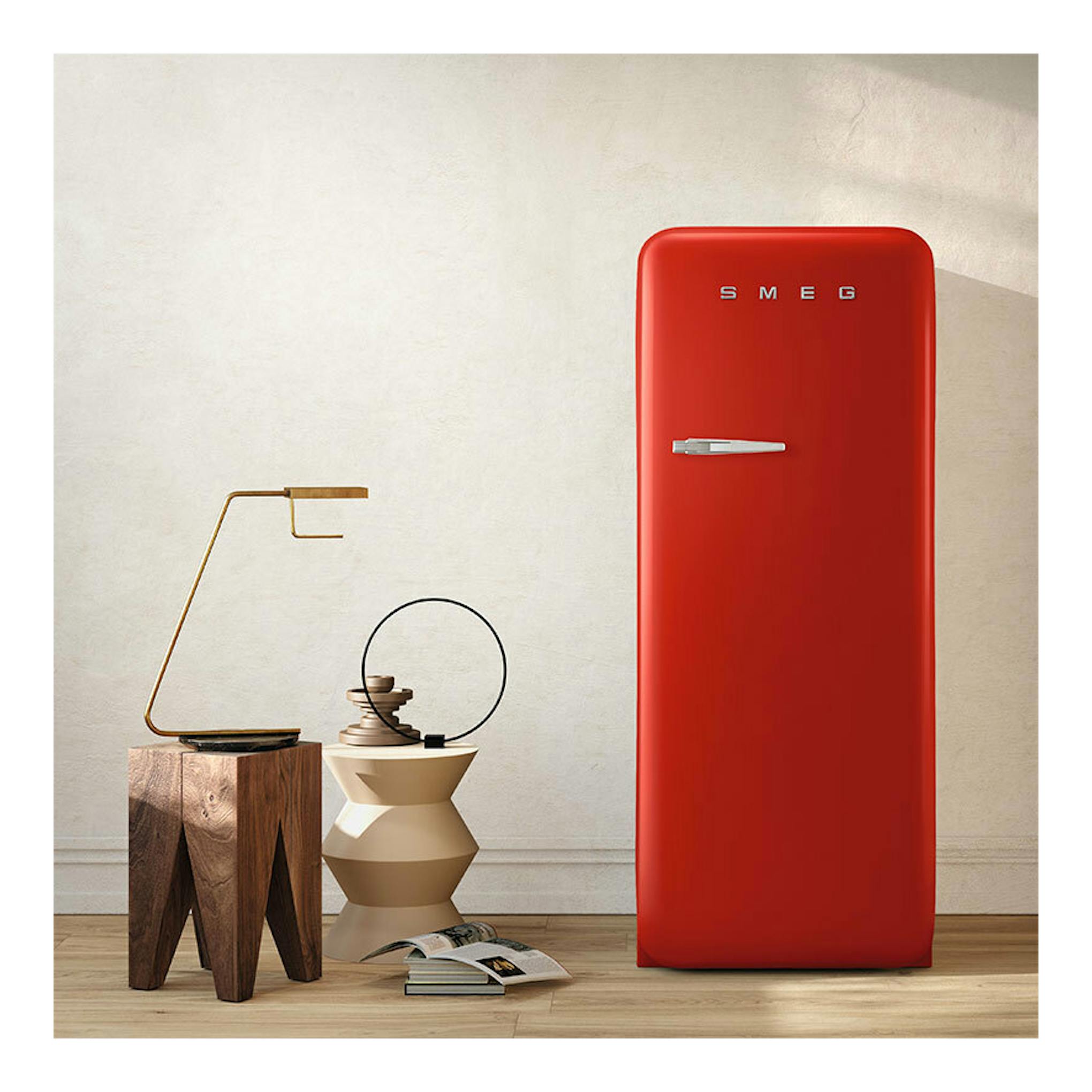 Frigorífico Smeg FAB28RRD6 rojo, vista frontal, con una puerta y tirador horizontal.