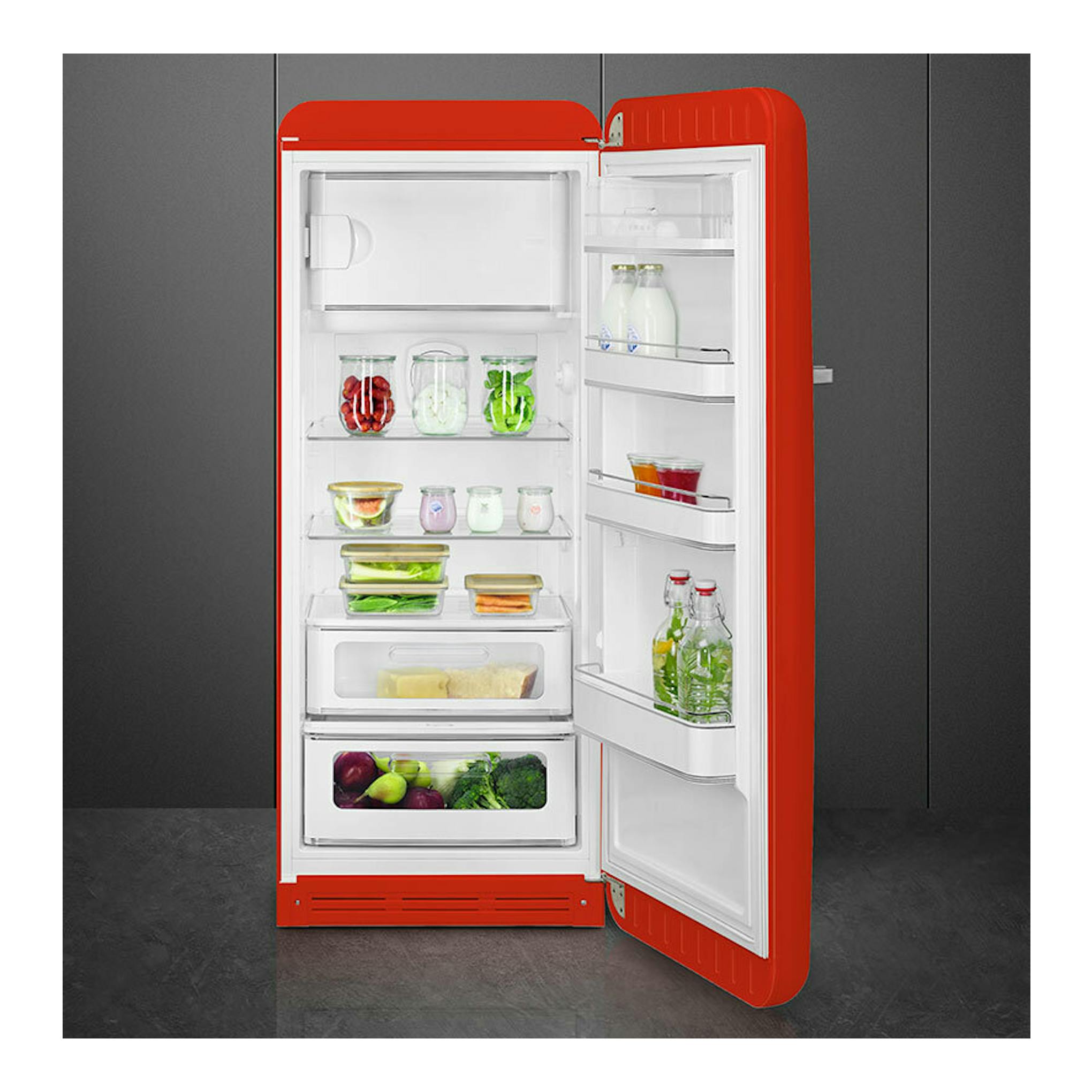 Frigorífico Smeg FAB28RRD6 rojo, de una puerta, abierto en vista frontal con interior blanco.