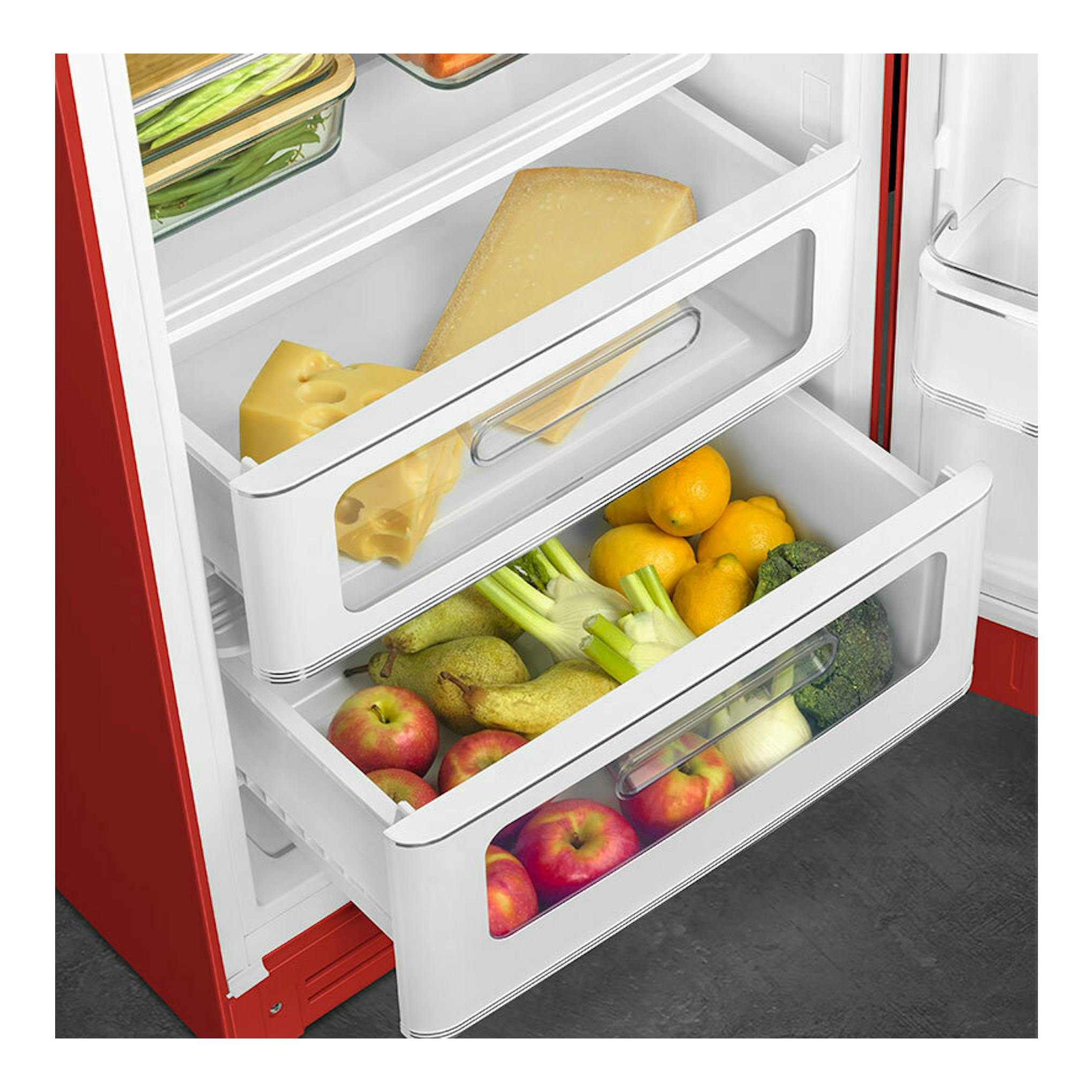 Frigorífico Smeg FAB28RRD6 rojo, vista frontal abierta del interior con cajones de verduras, queso y frutas.