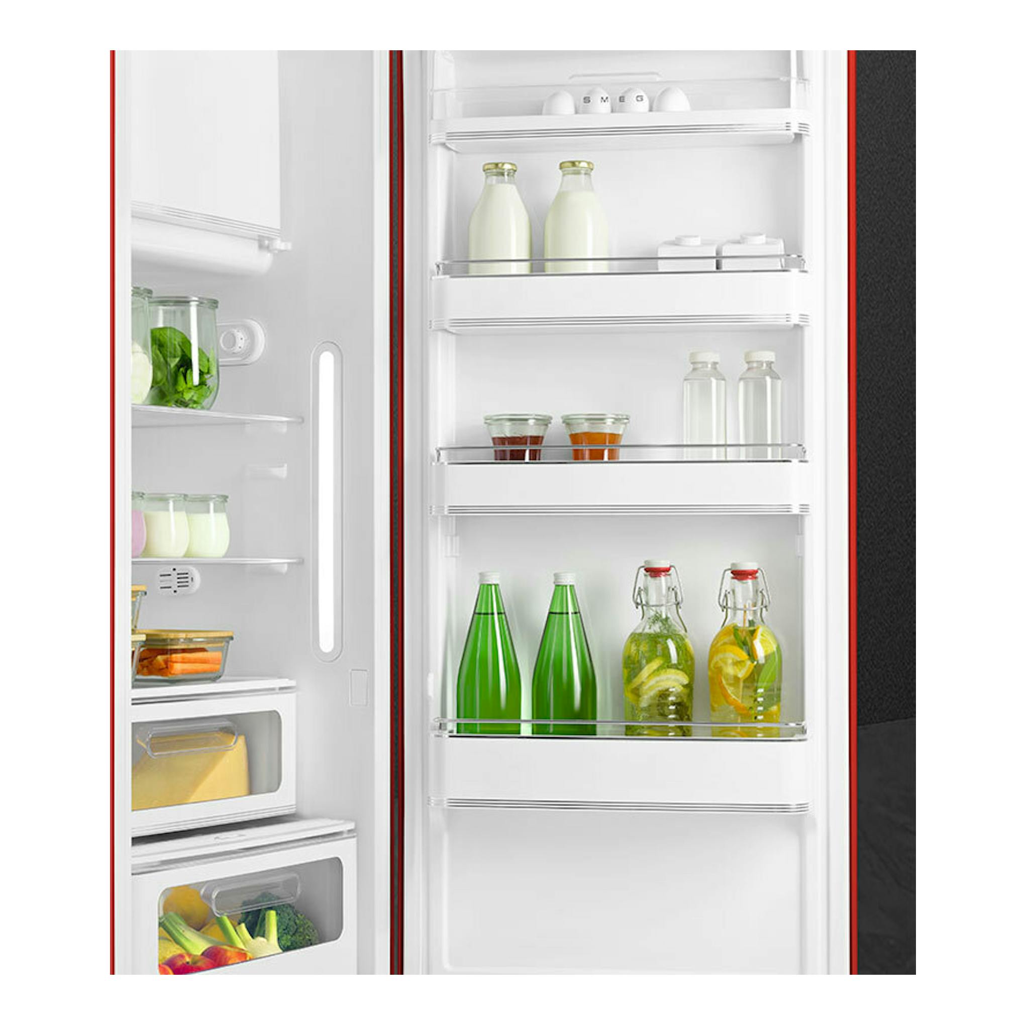 Frigorífico Smeg FAB28RRD6 rojo, vista frontal abierta, con estantes interiores y botellas.