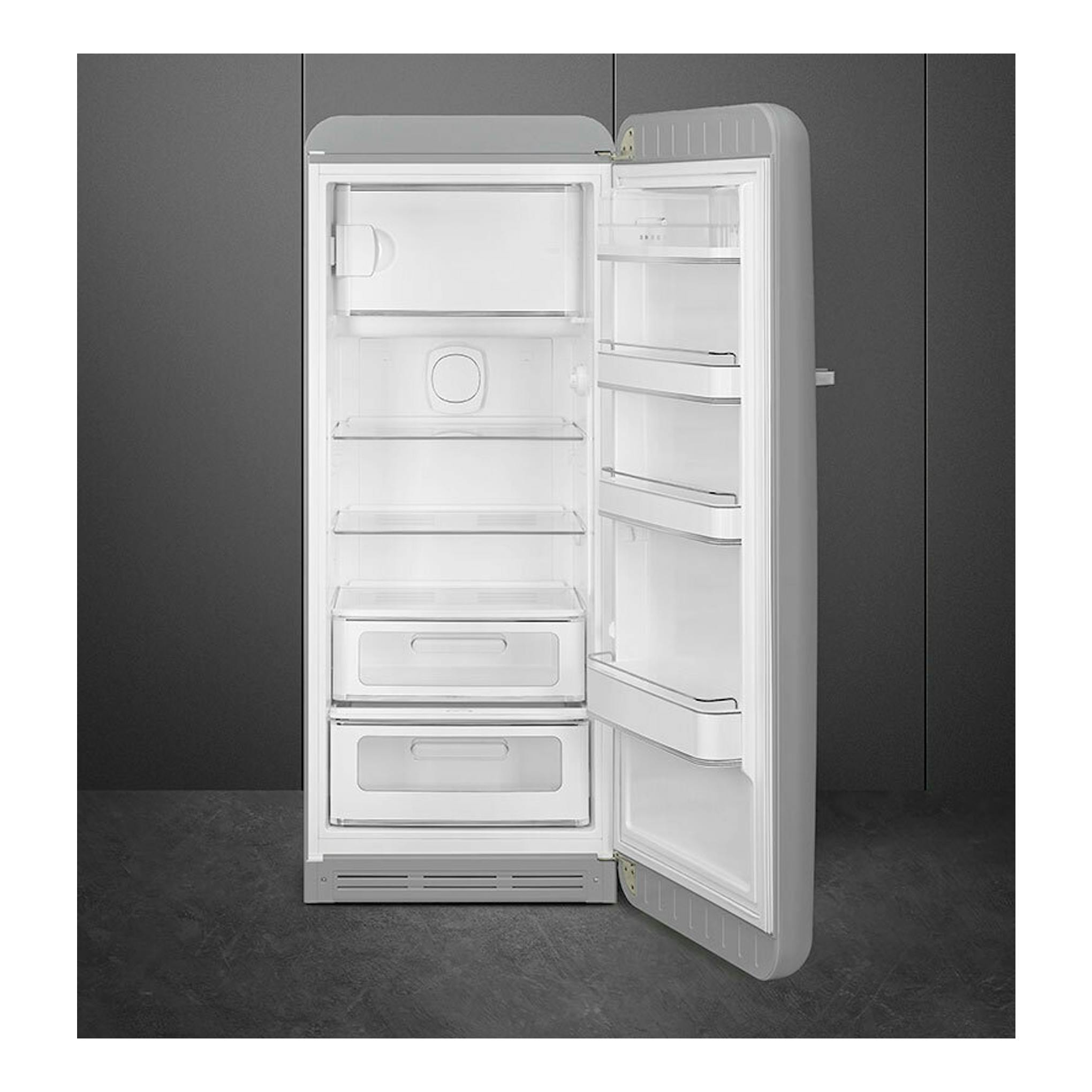 Frigorífico Smeg FAB28RSV6 plata, vista frontal con puerta abierta y interior blanco.
