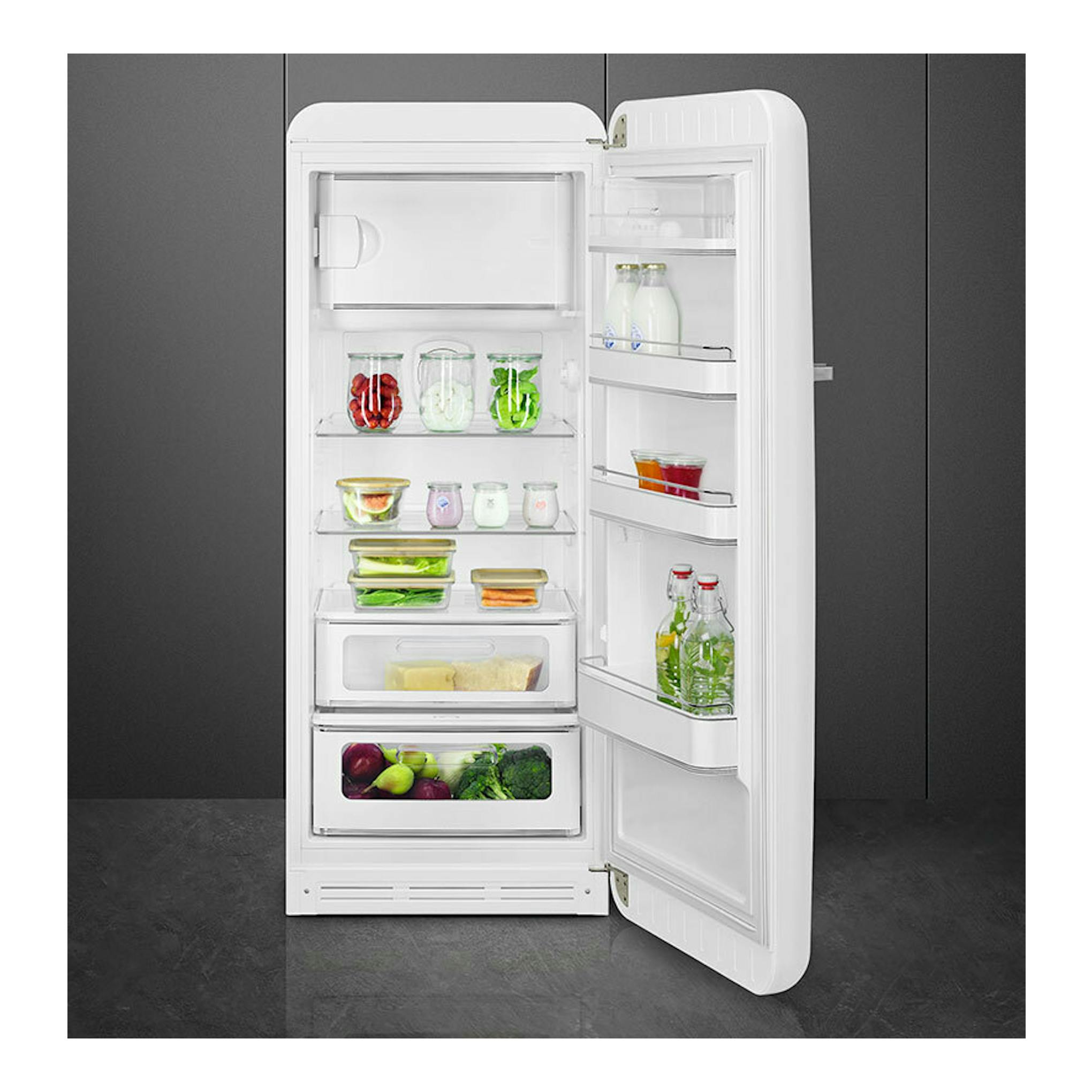 Frigorífico Smeg FAB28RWH6 blanco, vista frontal con la puerta abierta y estantes interiores visibles.