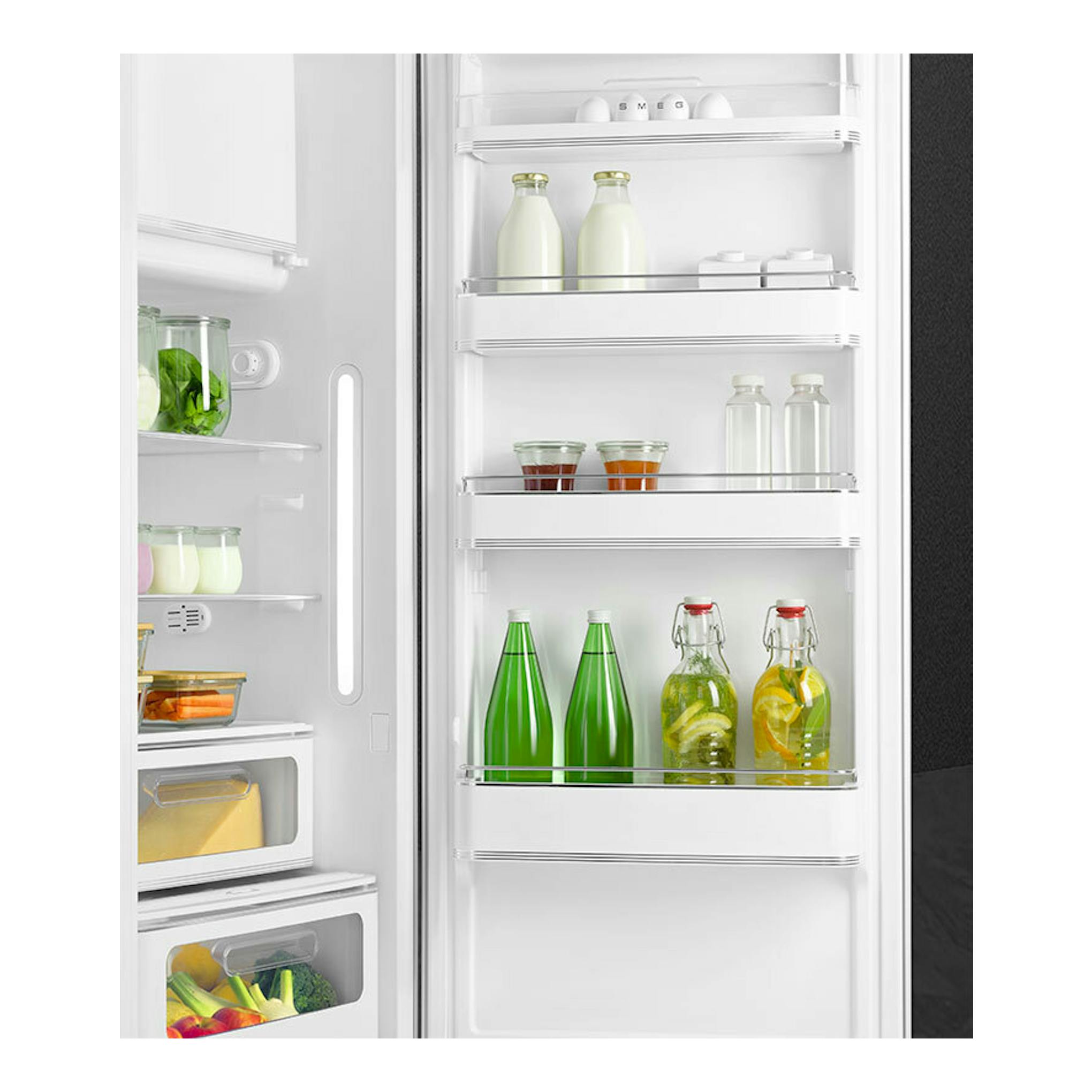 Frigorífico Smeg FAB28RWH6 blanco abierto, con estantes y compartimentos interiores visibles.