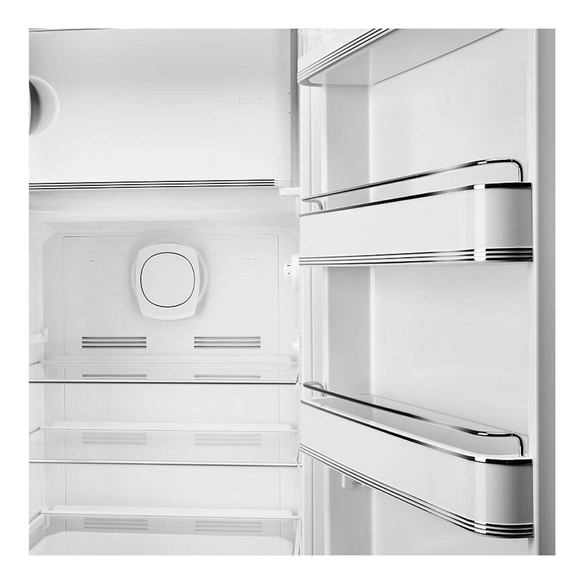 Interior de frigorífico Smeg FAB28RYW6 blanco, vista frontal con estantes y balcones en la puerta.