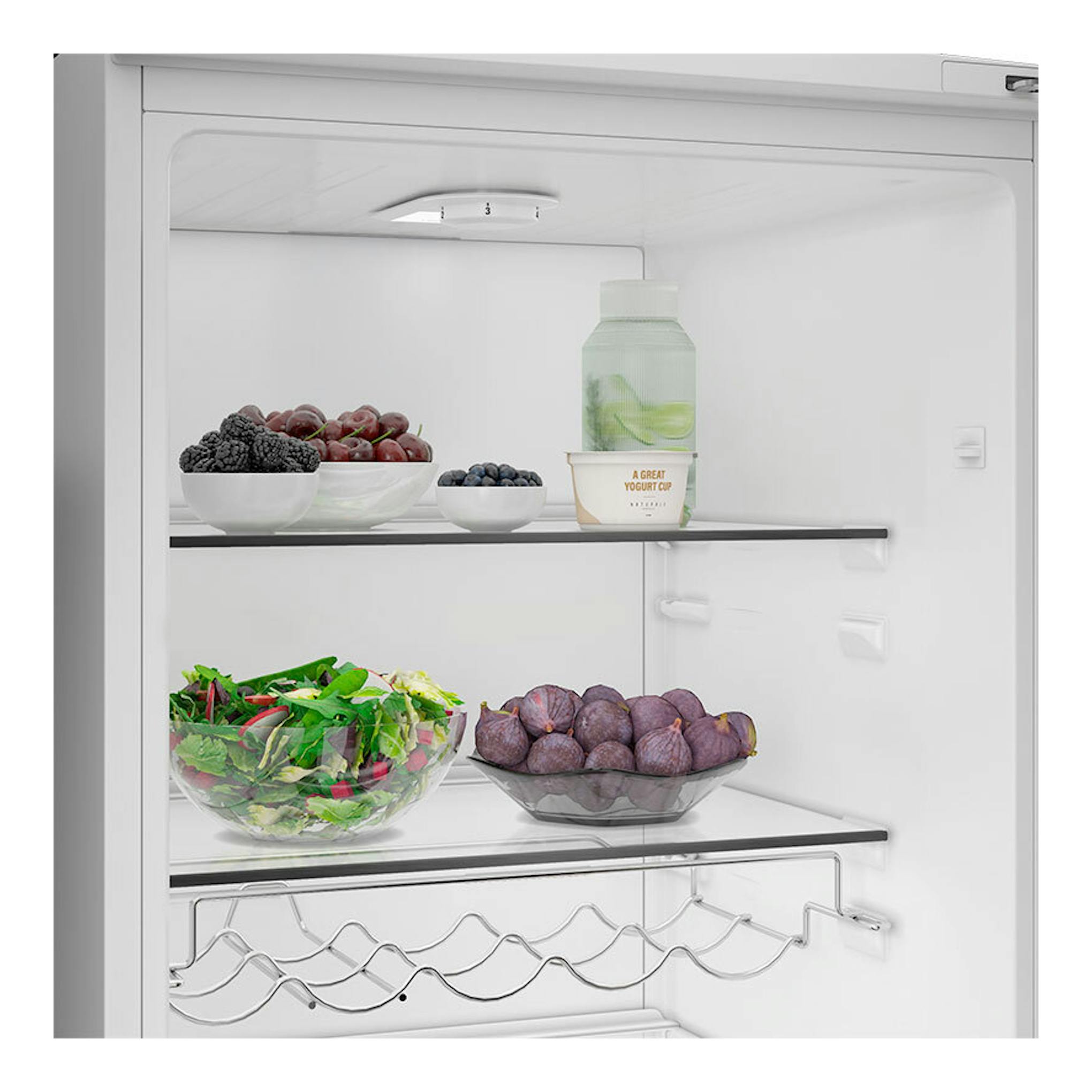 Interior de frigorífico blanco Whirlpool WHMLS 2411 W4E con estantes y frutas, ensalada y yogur.
