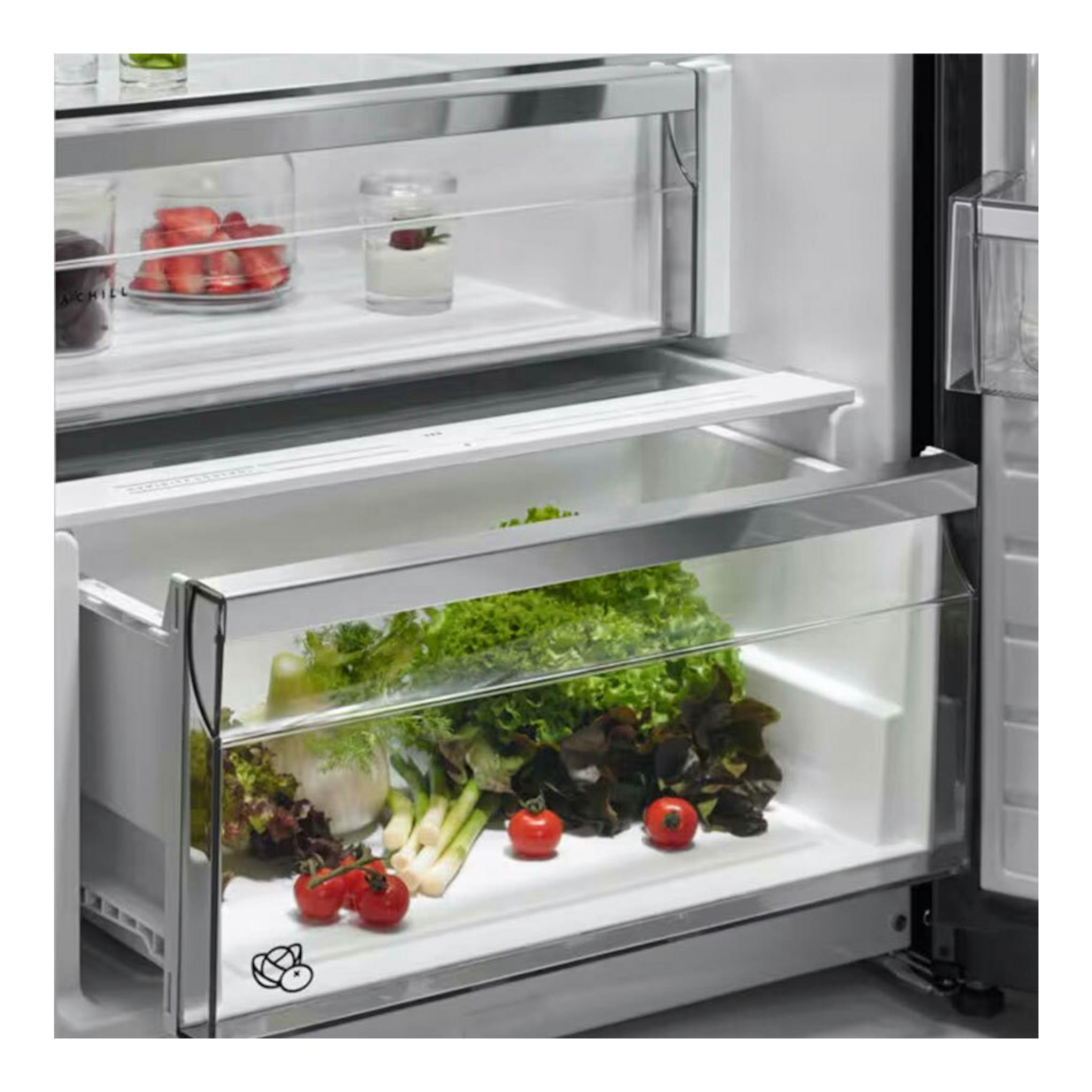 Vista interior de frigorífico AEG ORK7M391EW blanco con cajones abiertos y verduras.