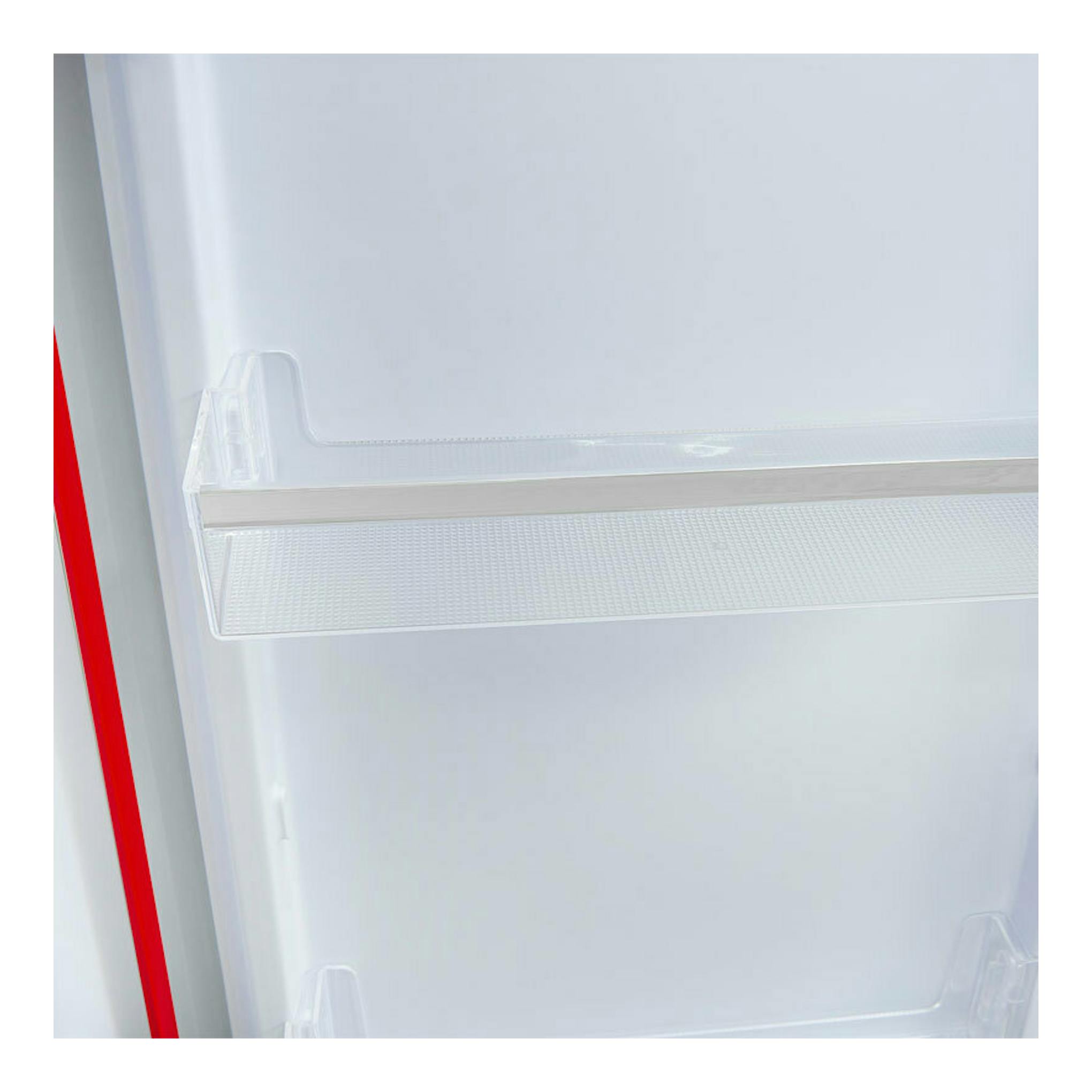 Interior de frigorífico blanco, detalle de estante y cajón transparente en vista frontal.