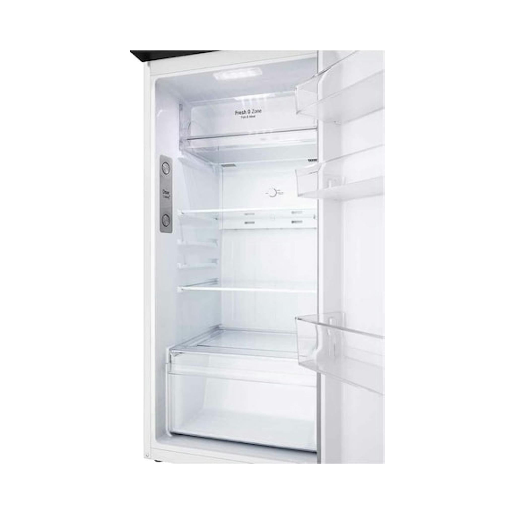 Interior de frigorífico LG GTBV20SWZJD blanco, con la puerta abierta y estantes visibles.