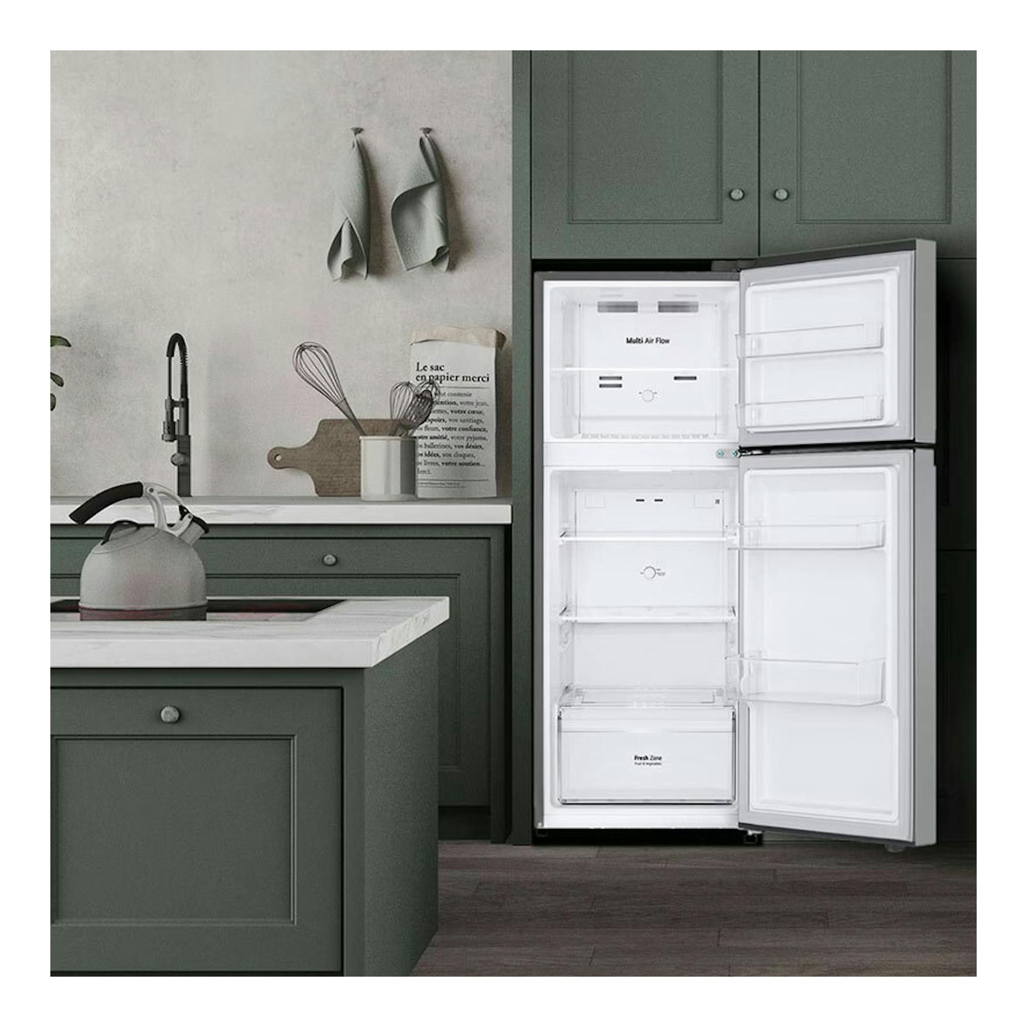 Frigorífico LG GTBV22PYNJ inox de dos puertas, vista frontal con puertas abiertas en una cocina verde.