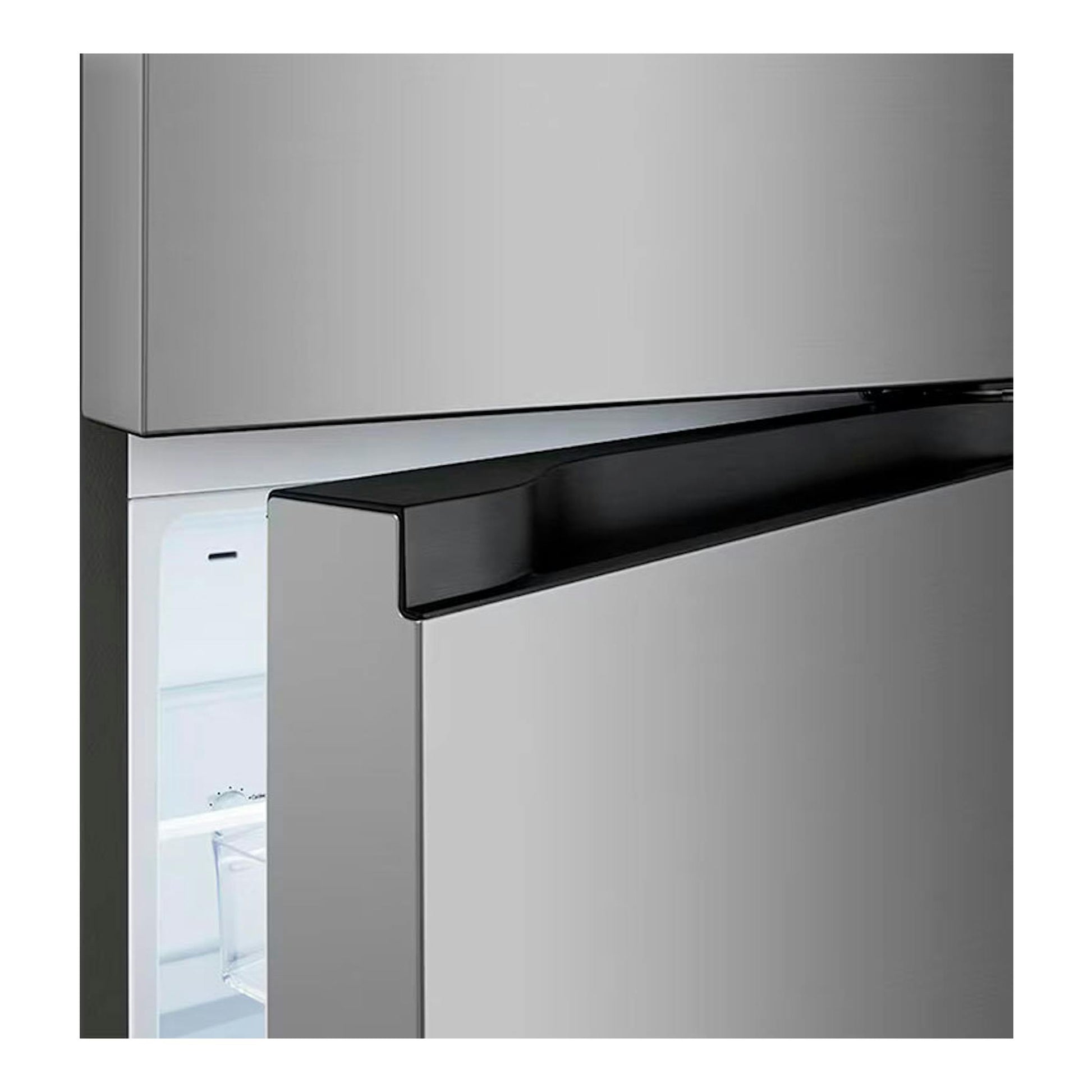 Frigorífico LG GTBV22PYNJ inox, vista frontal parcial con una puerta entreabierta y luz interior visible.