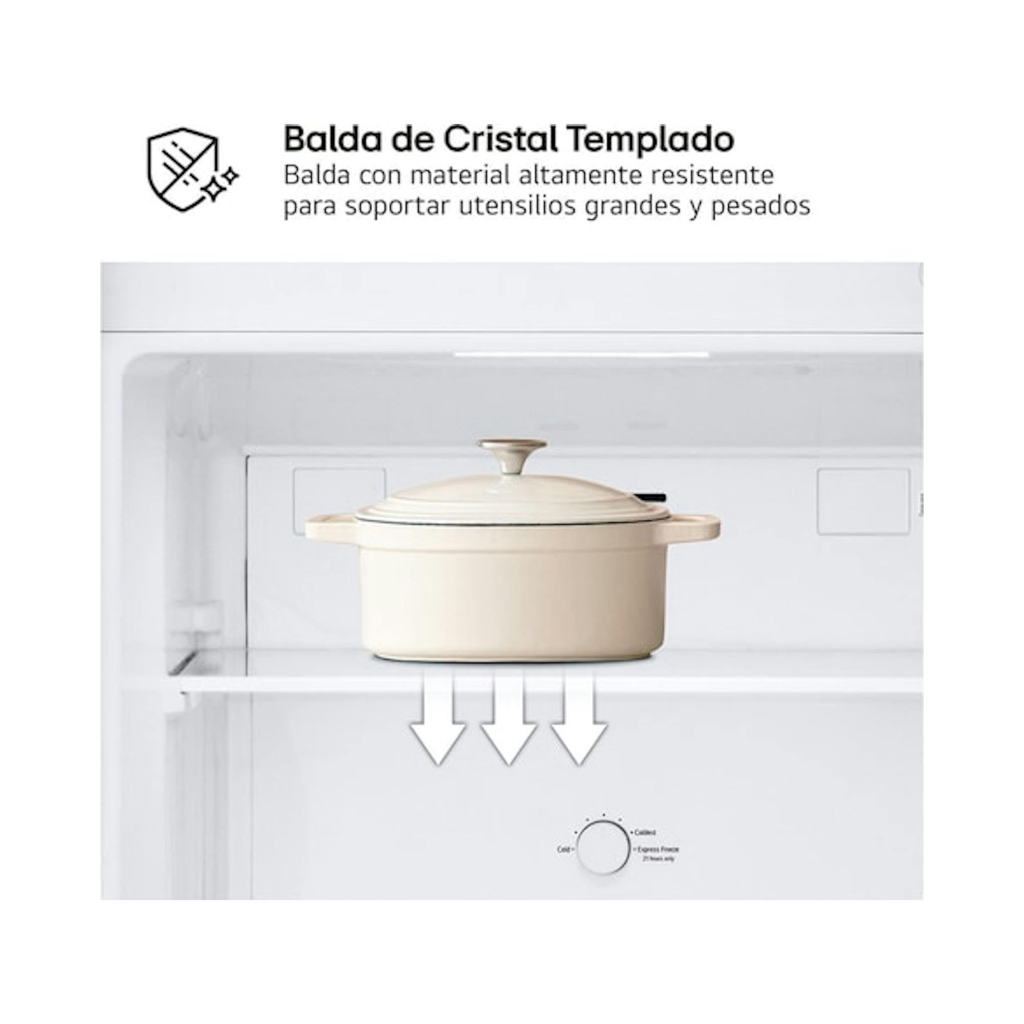 Interior de frigorífico blanco con balda de cristal templado y una cazuela, vista parcial.