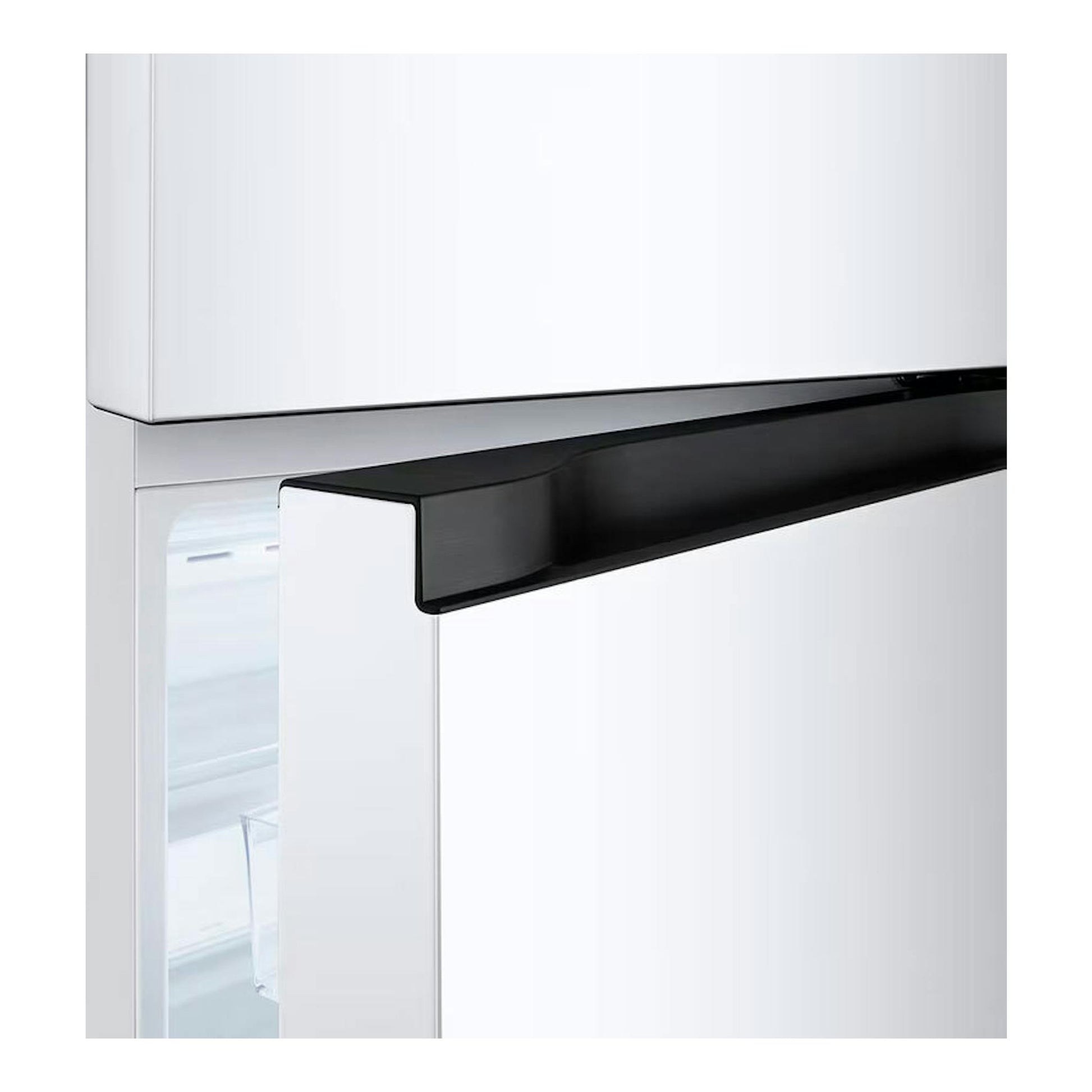 Frigorífico LG GTBV22SWNJ blanco, vista frontal en primer plano de la puerta con tirador negro.
