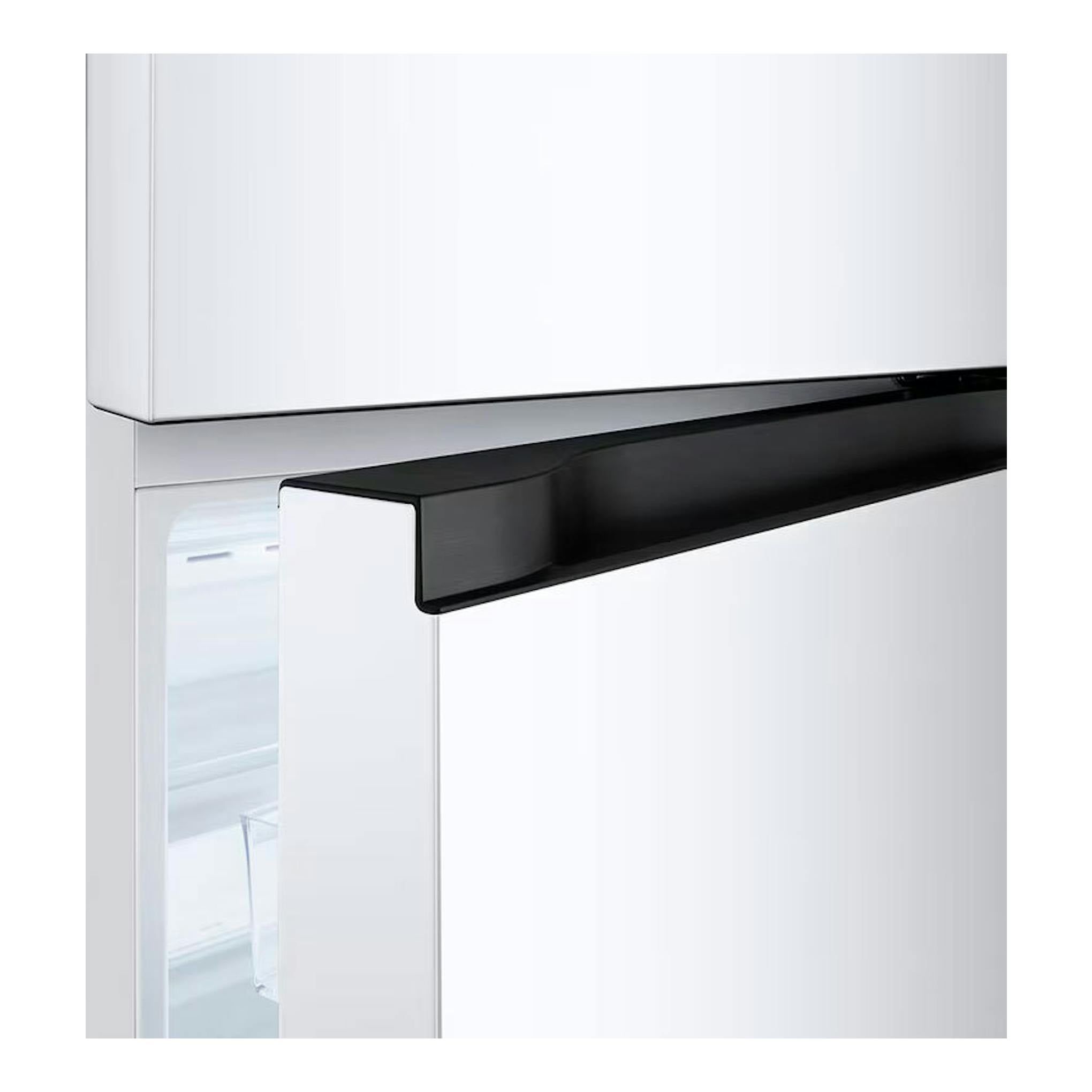 Frigorífico LG GTBV22SWNJ blanco, vista frontal en primer plano de la puerta con tirador negro.