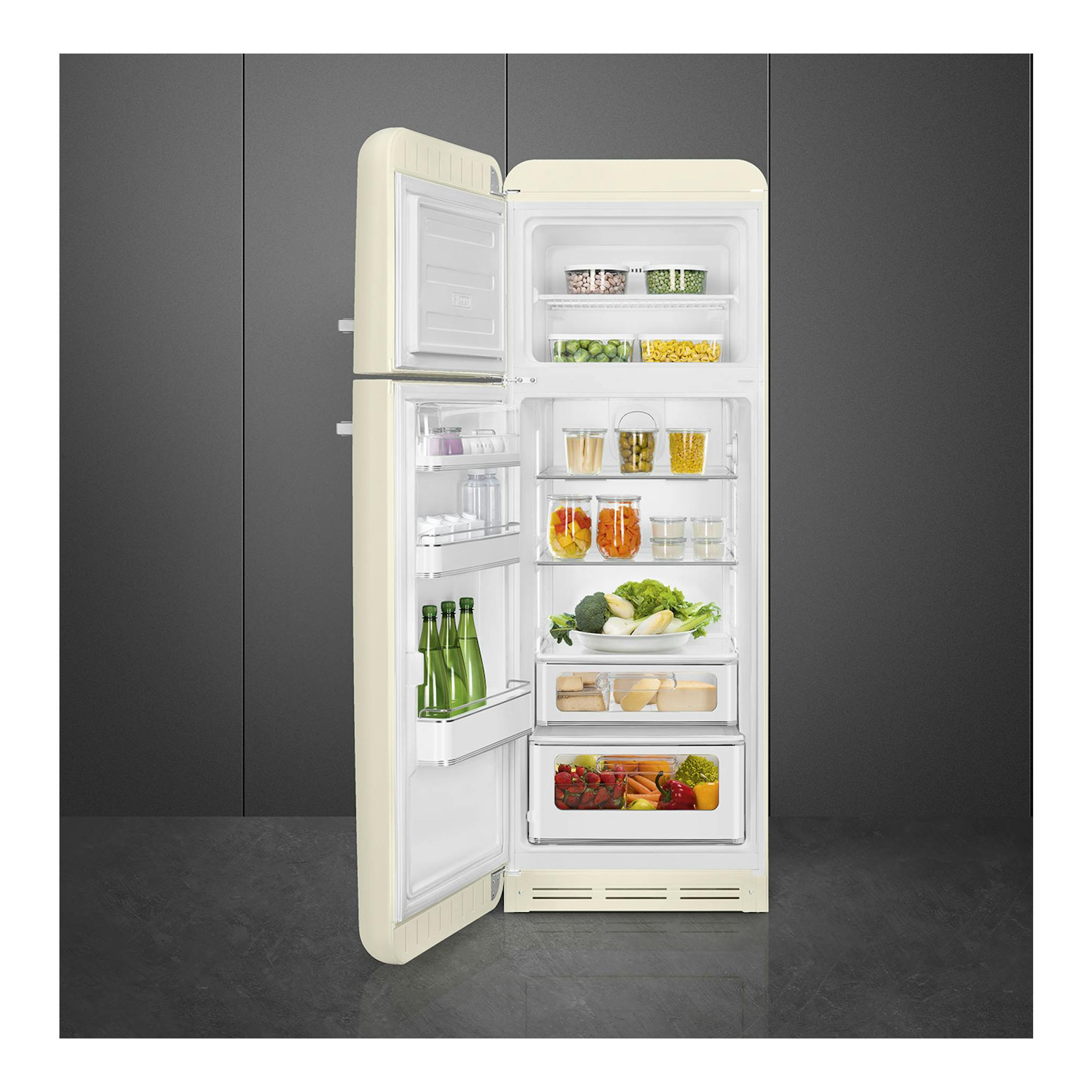 Frigorífico Smeg FAB30LCR6 crema de dos puertas, vista frontal con la puerta abierta e interior visible.