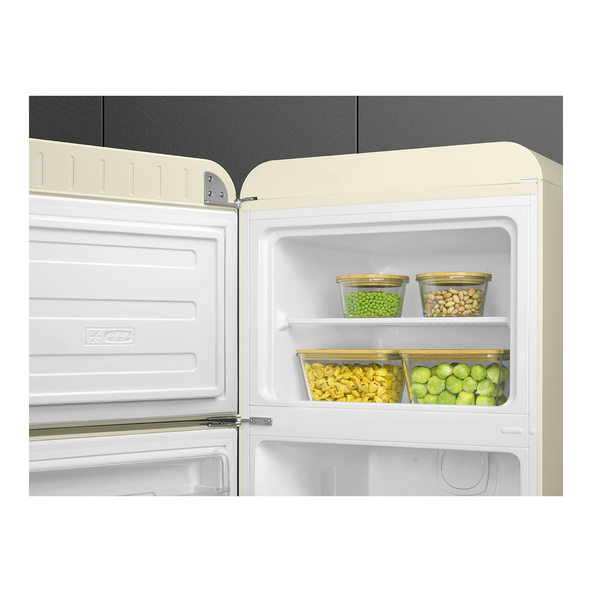 Frigorífico Smeg FAB30LCR6 crema, vista interior con dos puertas abiertas y recipientes en los estantes.