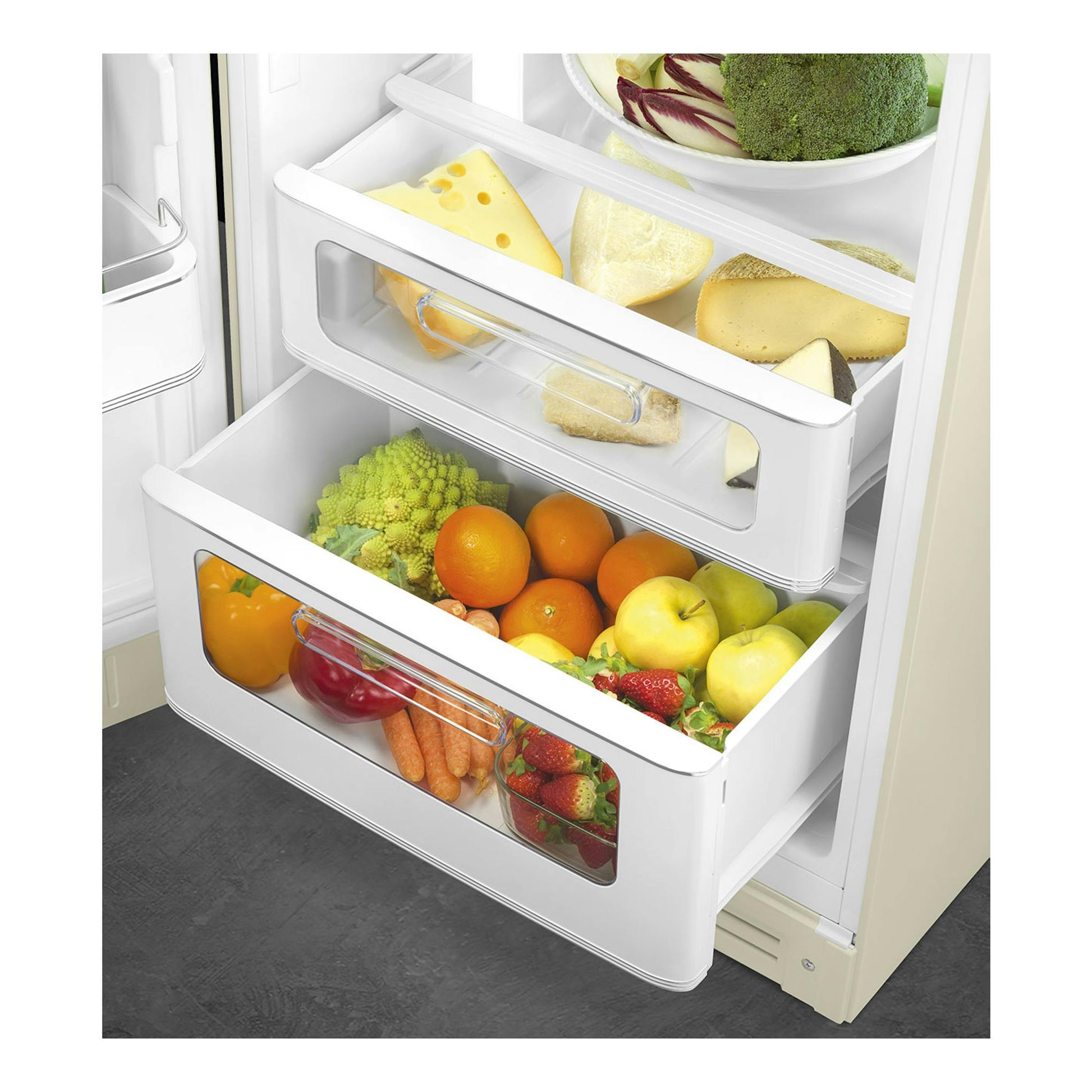 Vista interior de frigorífico Smeg FAB30LCR6 crema, con cajones abiertos y frutas y verduras.