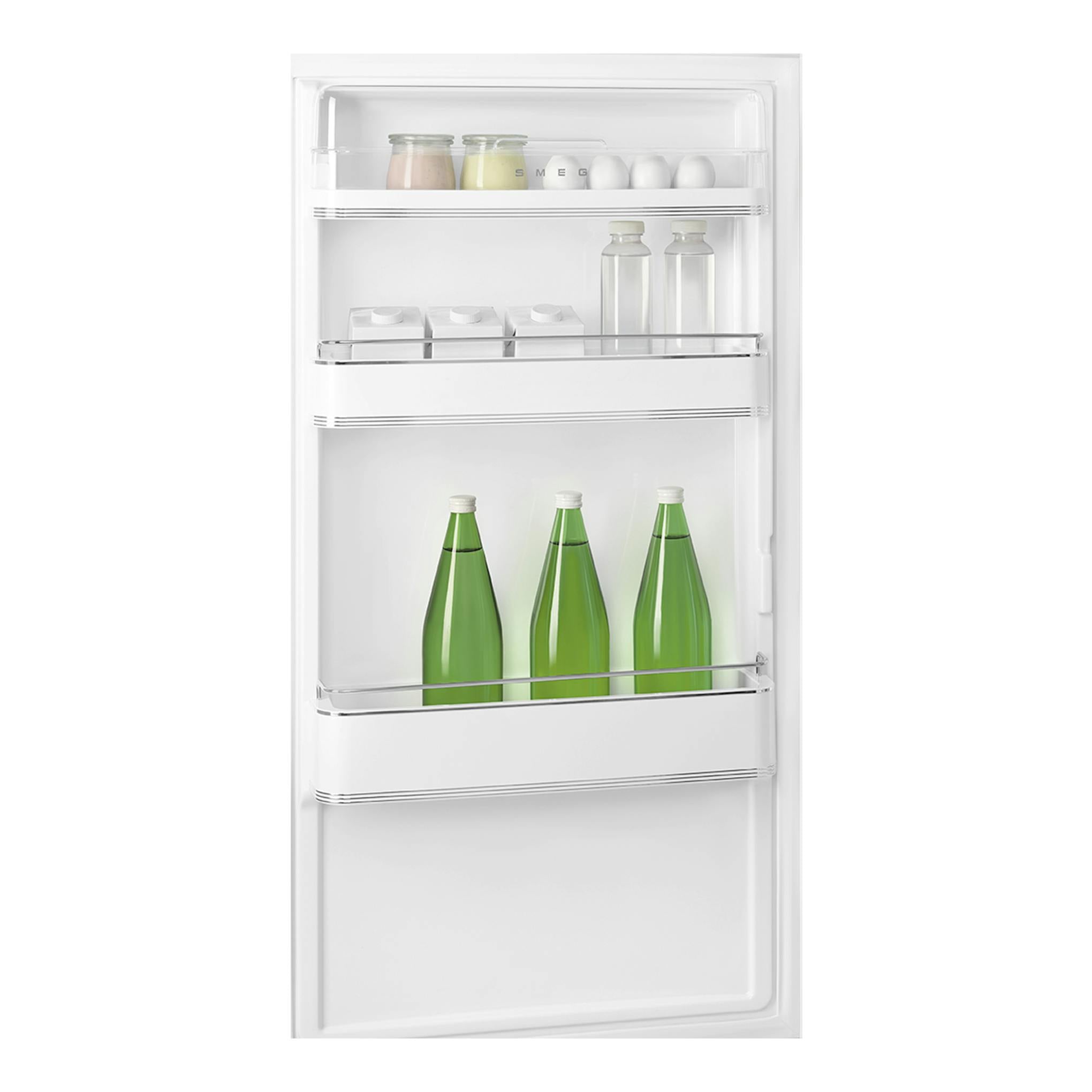 Vista frontal del interior de un frigorífico combi Smeg FAB32LCR6 crema, con estantes y botellas.
