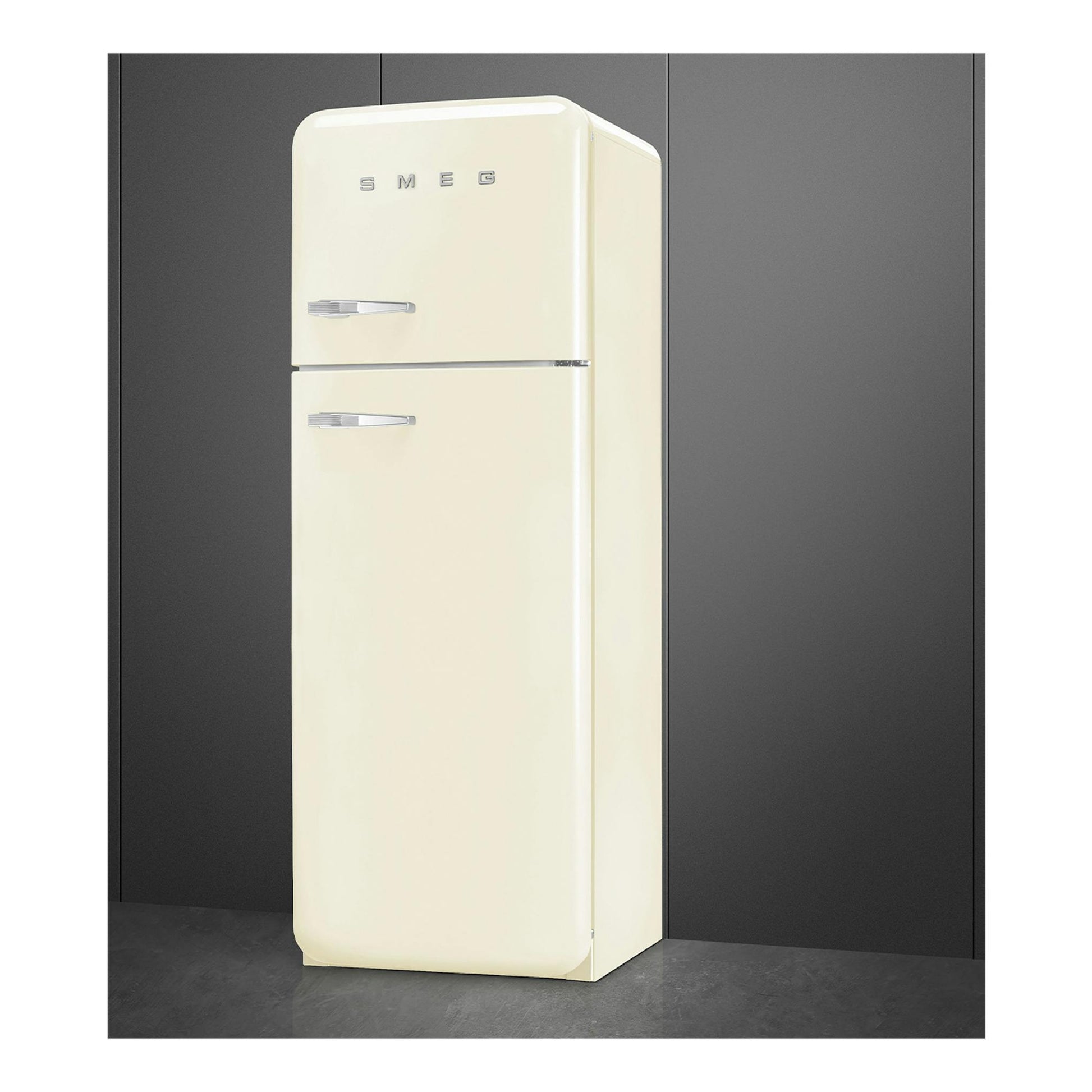 Frigorífico Smeg FAB30RCR6 crema, vista frontal en tres cuartos derecha, con dos puertas y tiradores metálicos.