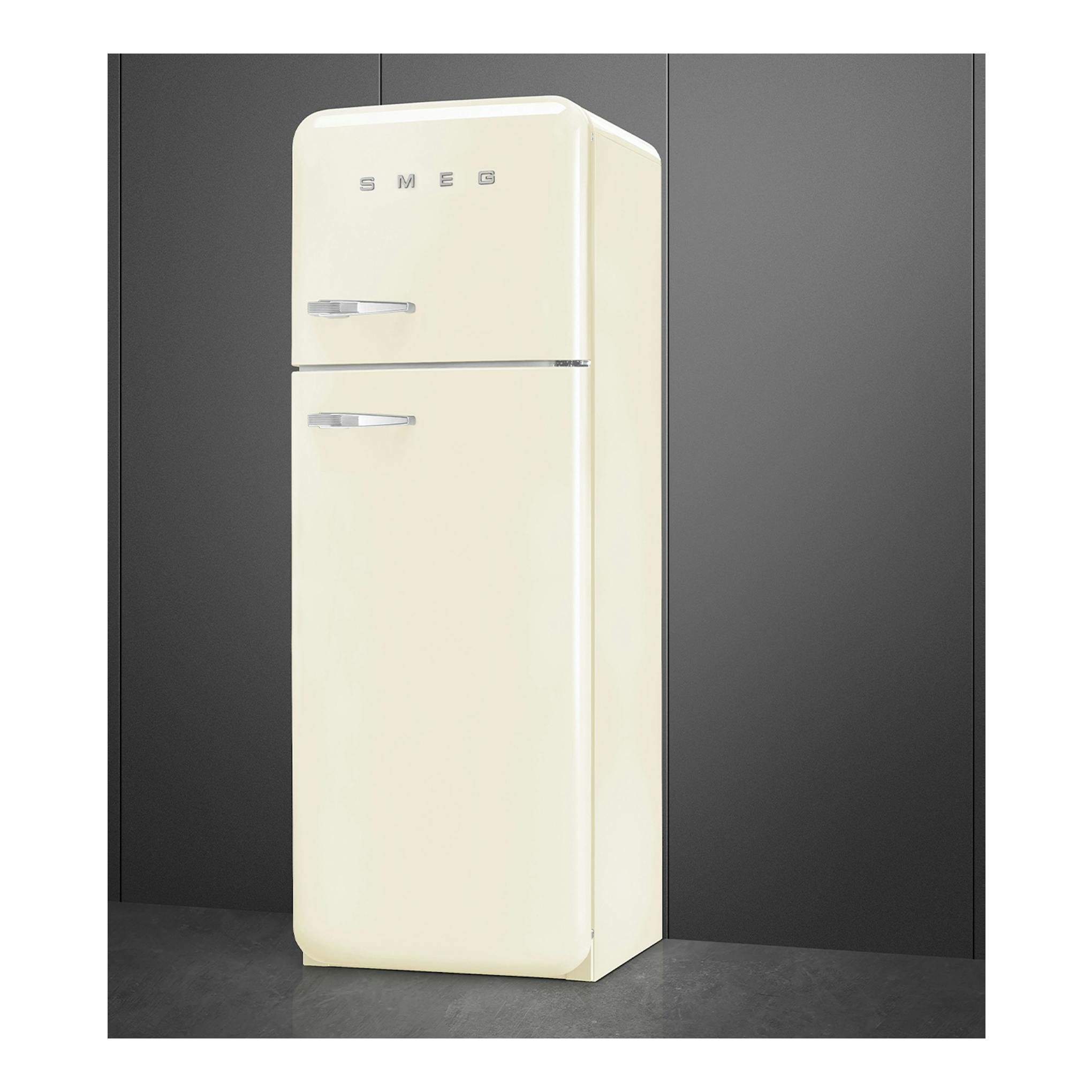 Frigorífico Smeg FAB30RCR6 crema, vista frontal en tres cuartos derecha, con dos puertas y tiradores metálicos.