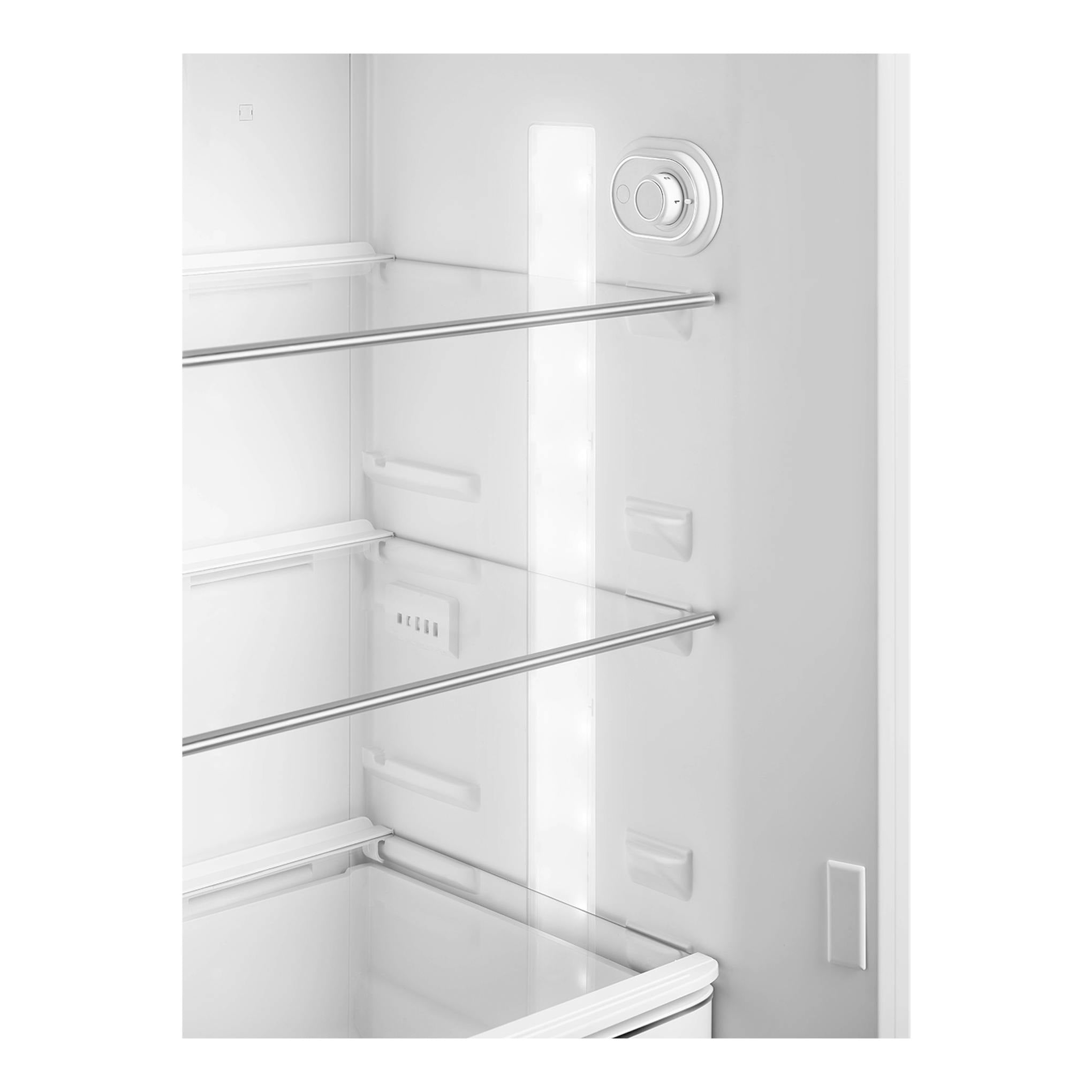 Interior de frigorífico Smeg FAB30RCR6 crema, vista frontal con estantes de vidrio y pared interior blanca.