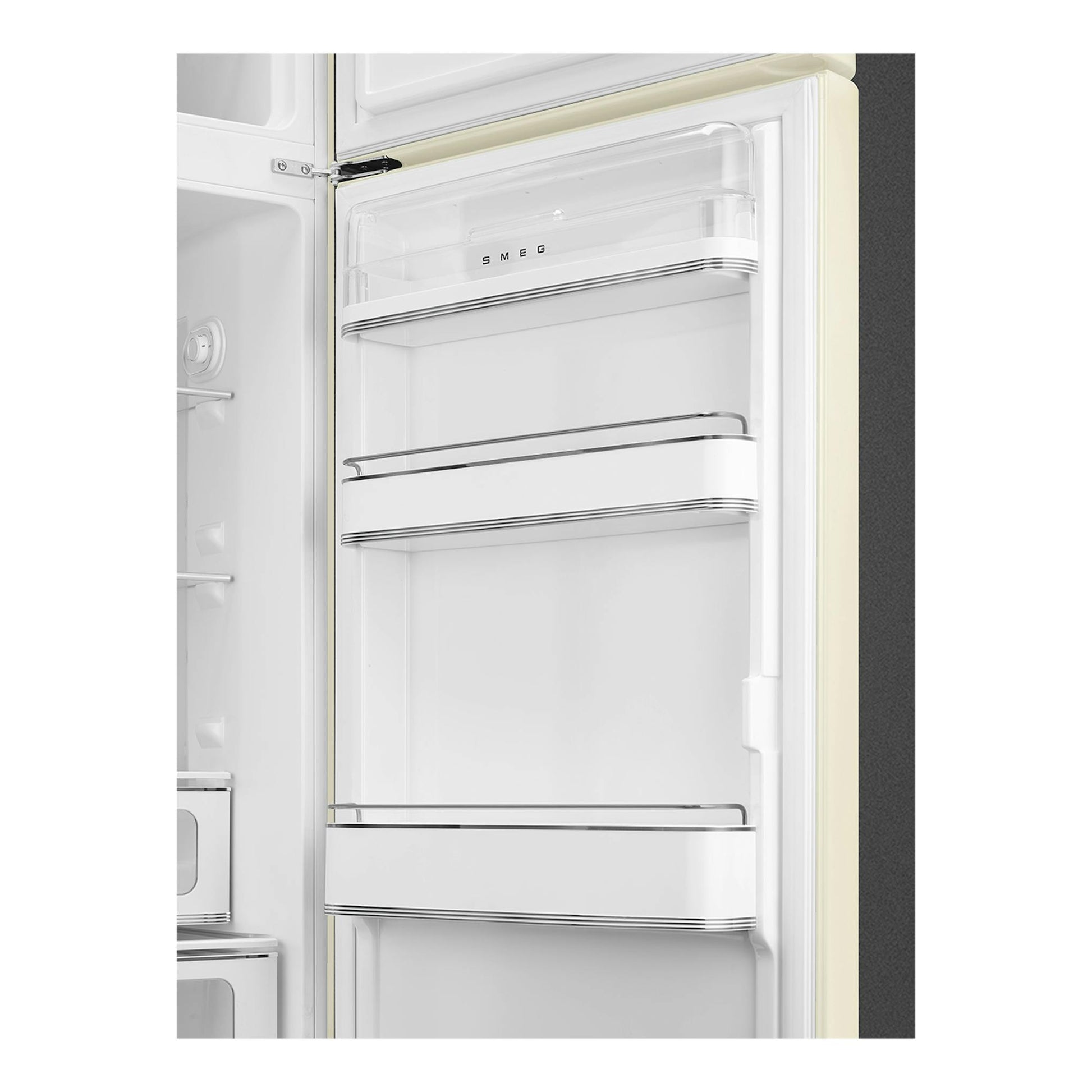 Interior de la puerta de un frigorífico Smeg FAB30RCR6 crema, con baldas transparentes, vista frontal.