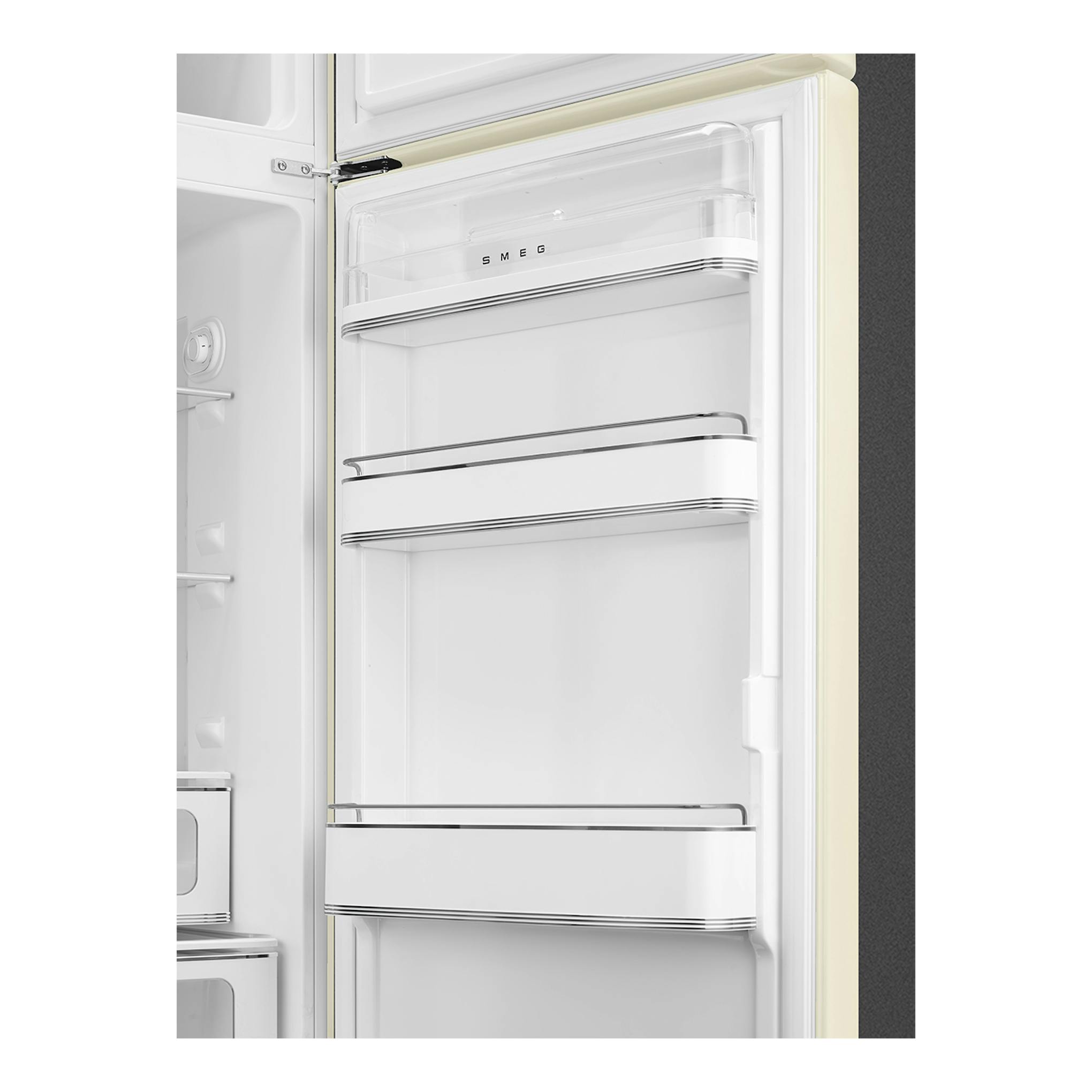Interior de la puerta de un frigorífico Smeg FAB30RCR6 crema, con baldas transparentes, vista frontal.