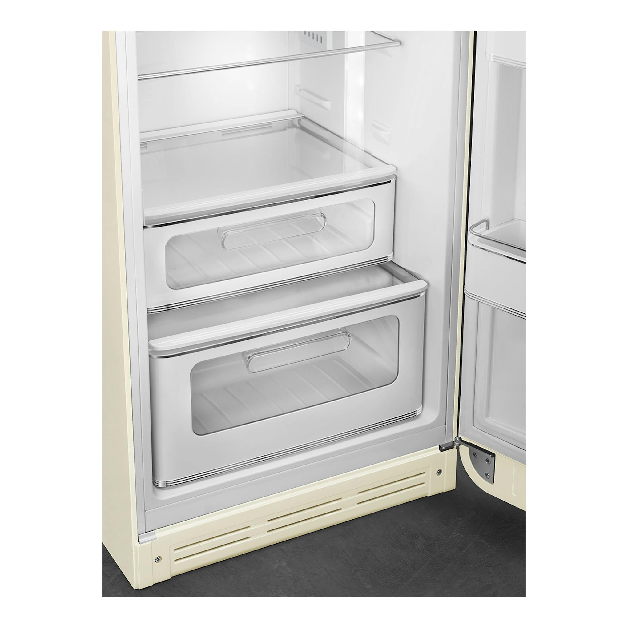 Interior de frigorífico Smeg FAB30RCR6 crema, vista frontal con puerta derecha abierta y cajones interiores.