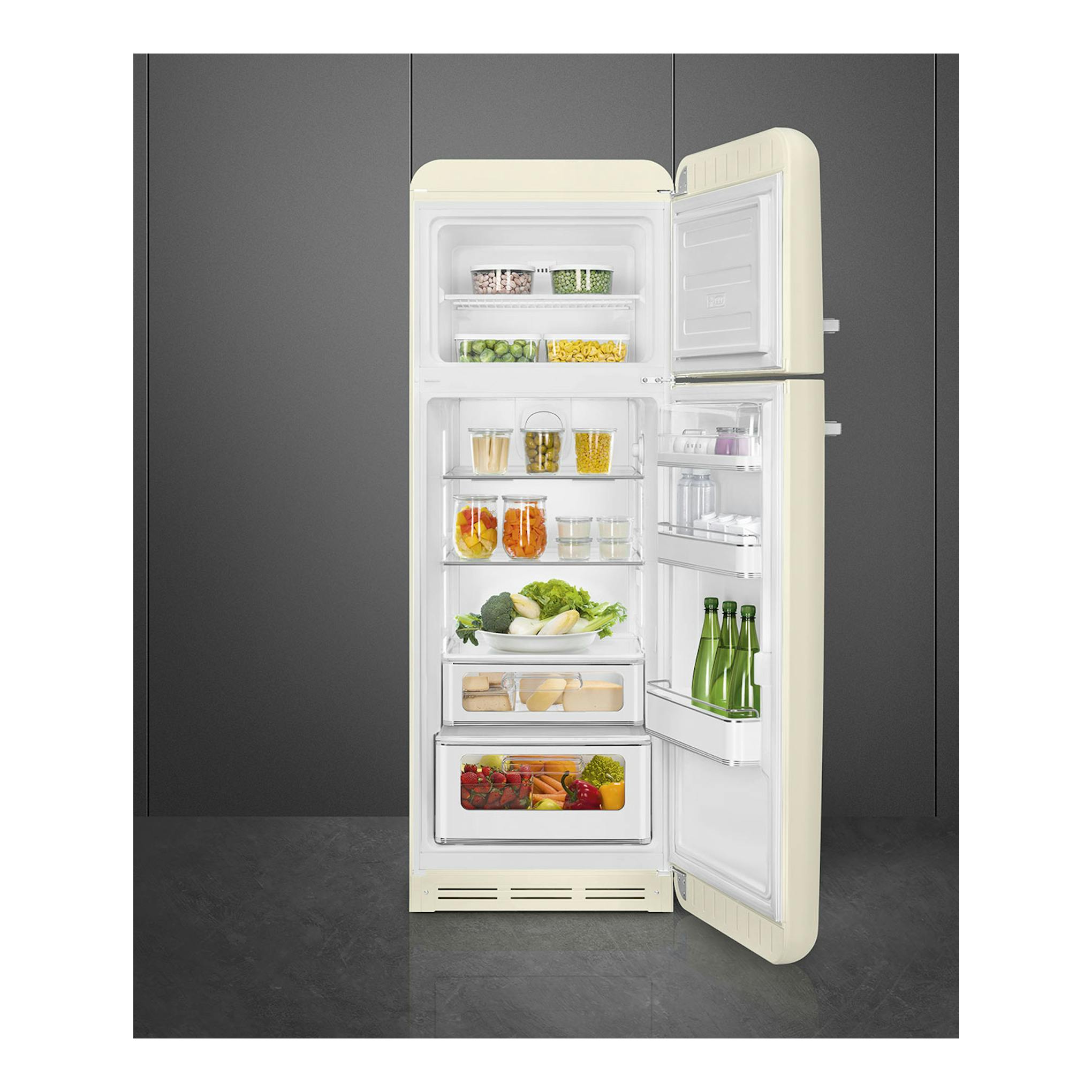 Frigorífico Smeg FAB30RCR6 crema, vista frontal con puerta derecha abierta y compartimentos visibles.