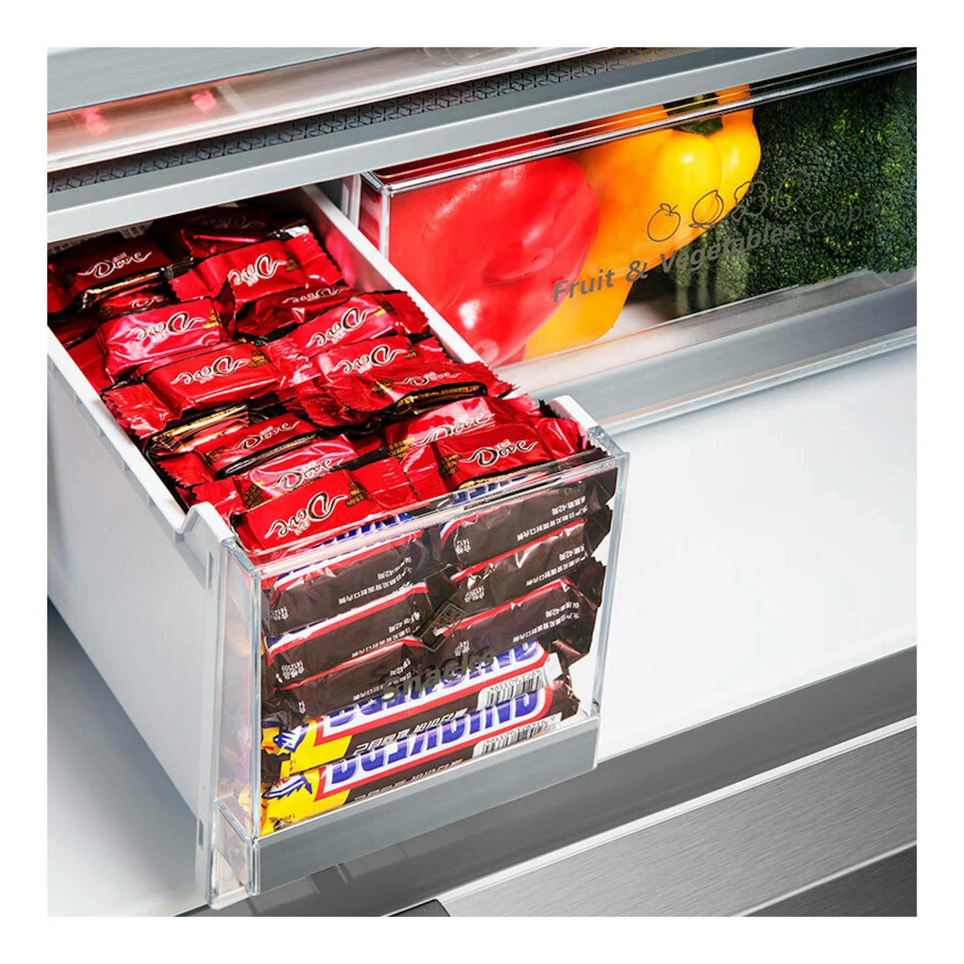 Interior de frigorífico Hisense RF749N4SWSE inox, con cajón abierto y alimentos: dulces, pimientos y brócoli.
