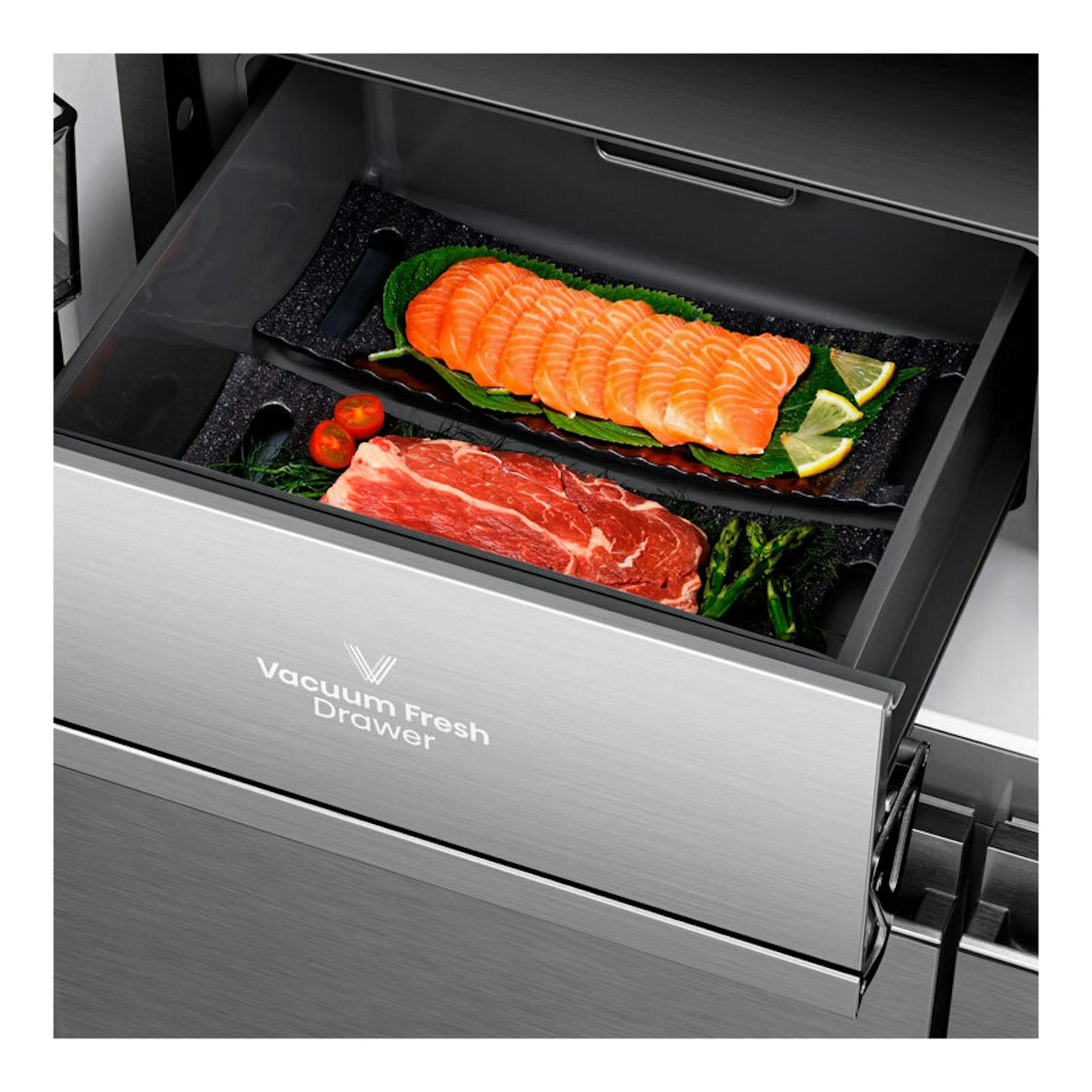 Hisense RQ5P605NSVE Inox: cajón Vacuum Fresh abierto con salmón, carne y verduras en un frigorífico gris.