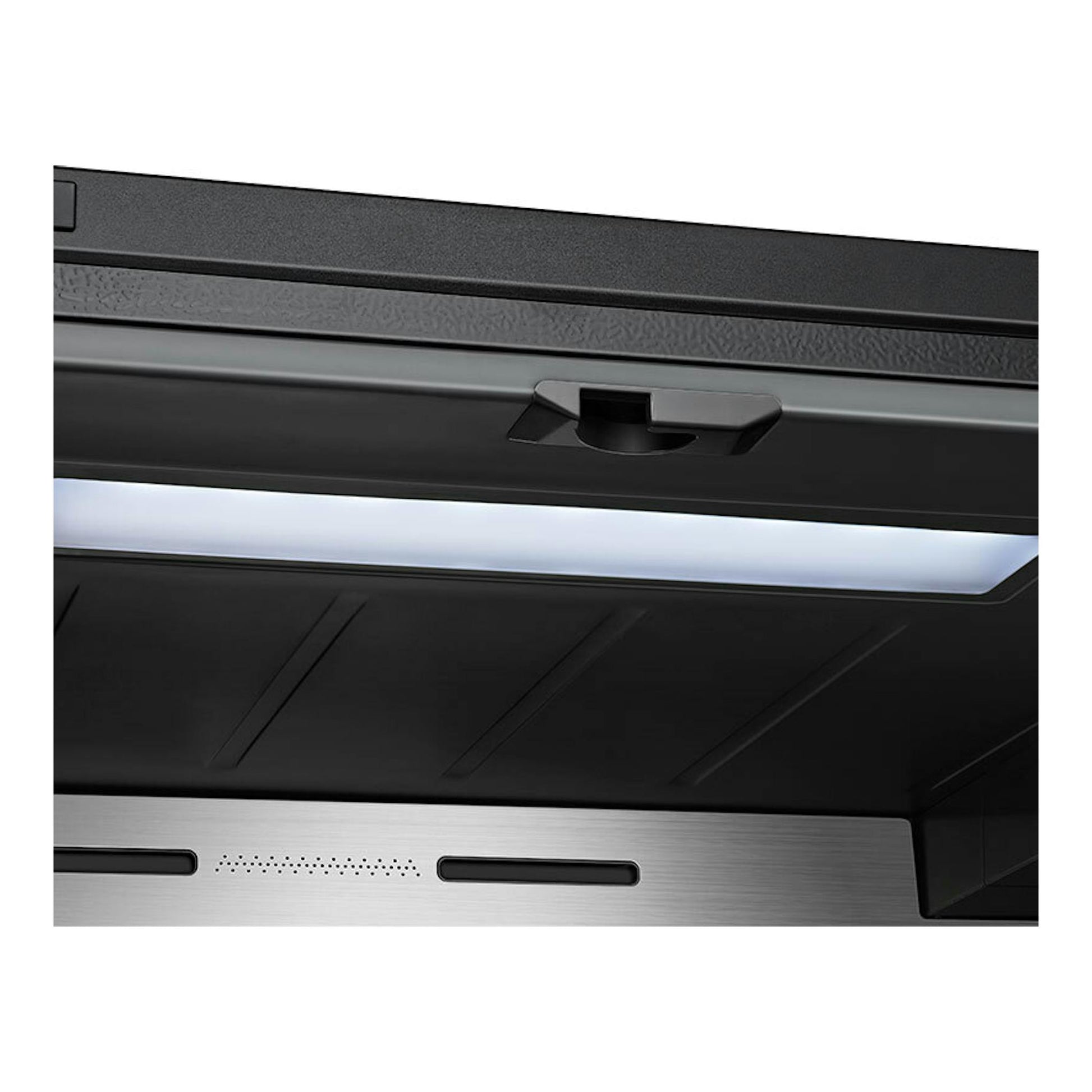 Interior de frigorífico americano Hisense RQ760N4IFE negro, vista en primer plano del panel superior.