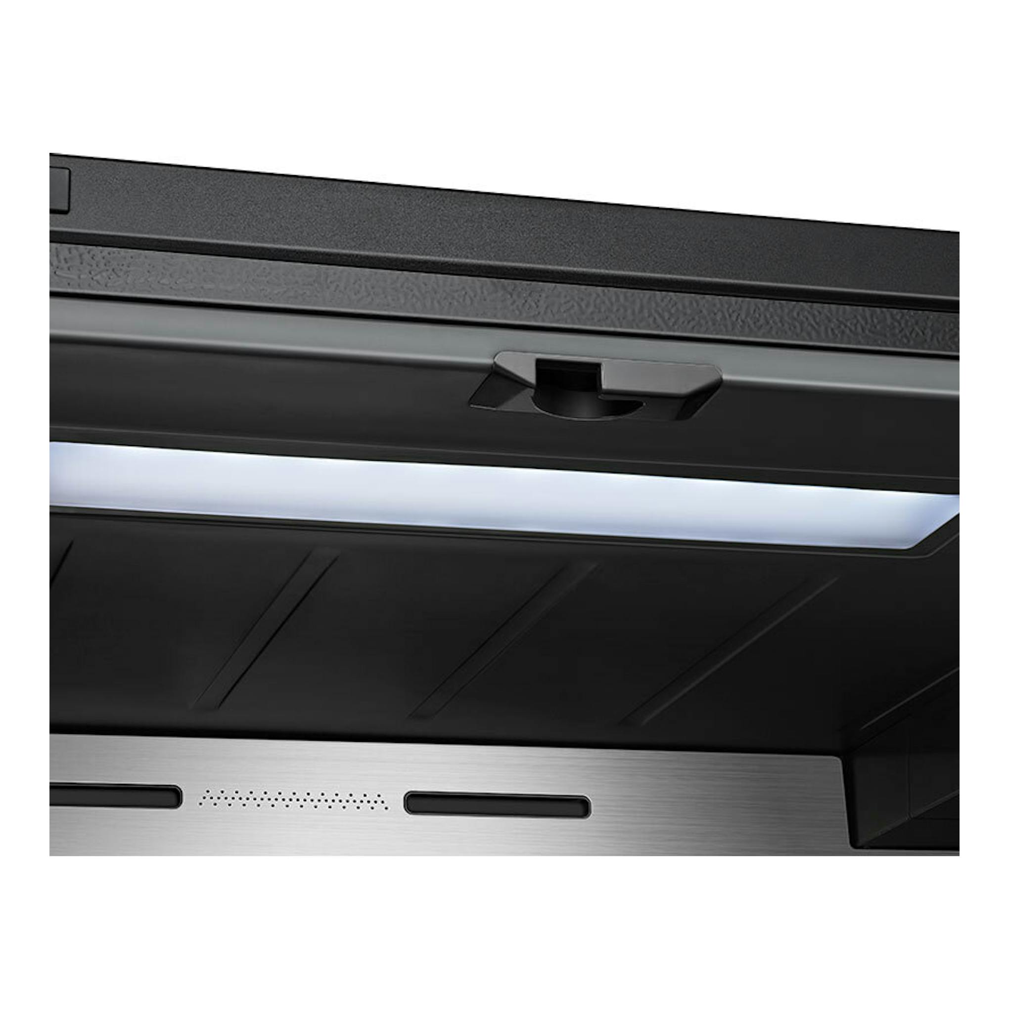 Interior de frigorífico americano Hisense RQ760N4IFE negro, vista en primer plano del panel superior.