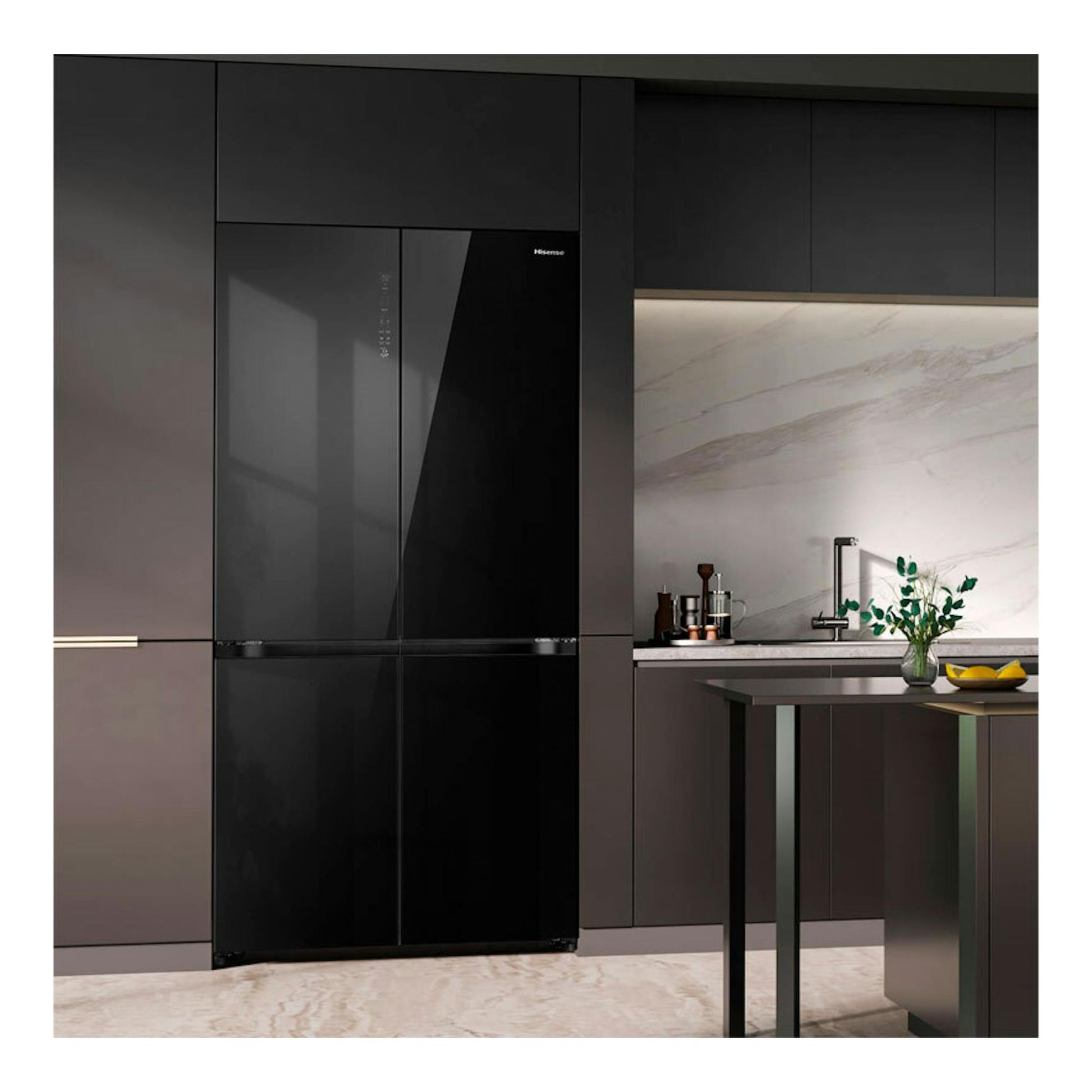 Frigorífico americano Hisense RQ768N4GBE de cristal negro, vista frontal en una cocina moderna.