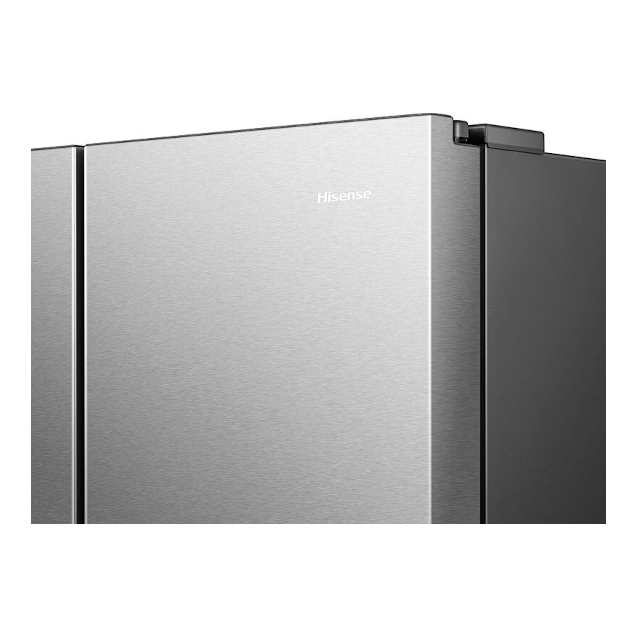 Frigorífico americano Hisense RS818N4TIC inox, vista frontal parcial de puerta de acero cepillado.