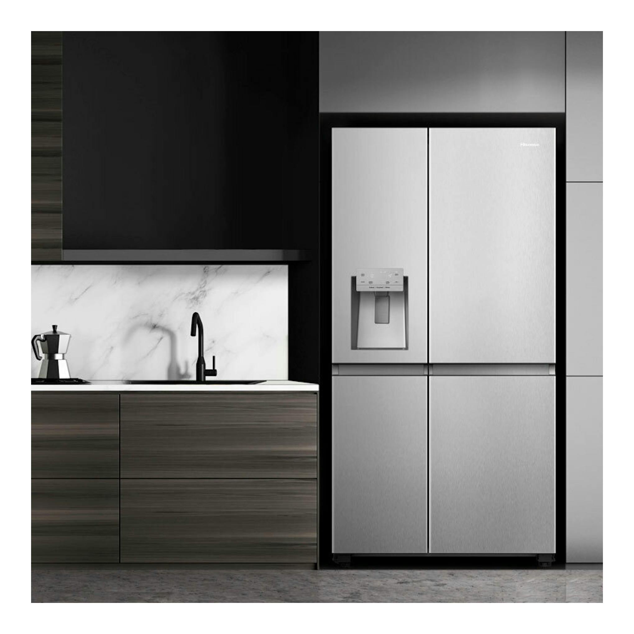 Frigorífico americano Hisense RS818N4TIC1 inox, vista frontal en cocina moderna.
