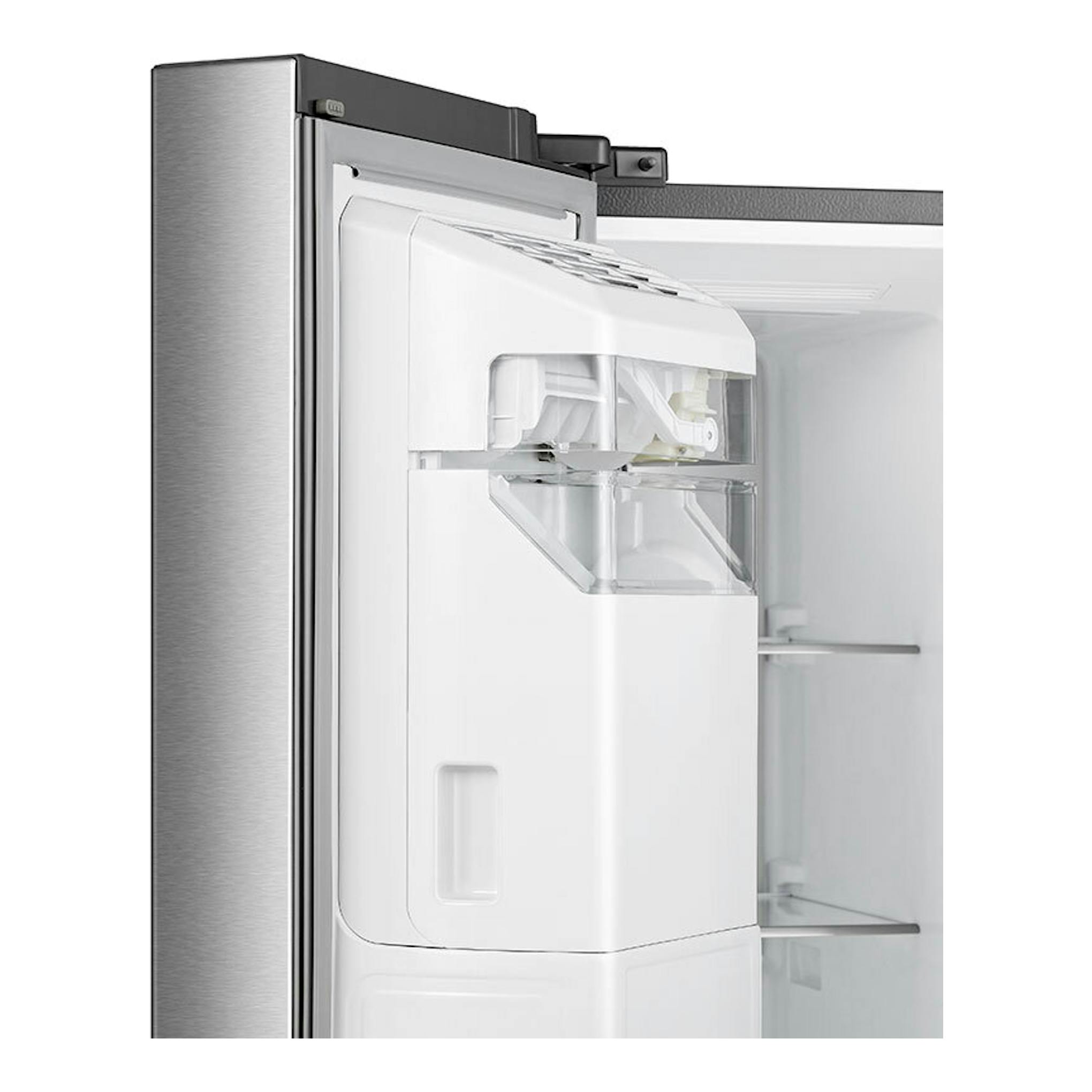 Frigorífico americano Hisense RS818N4TIE1 inox, vista frontal parcial con puerta abierta y dispensador interior.