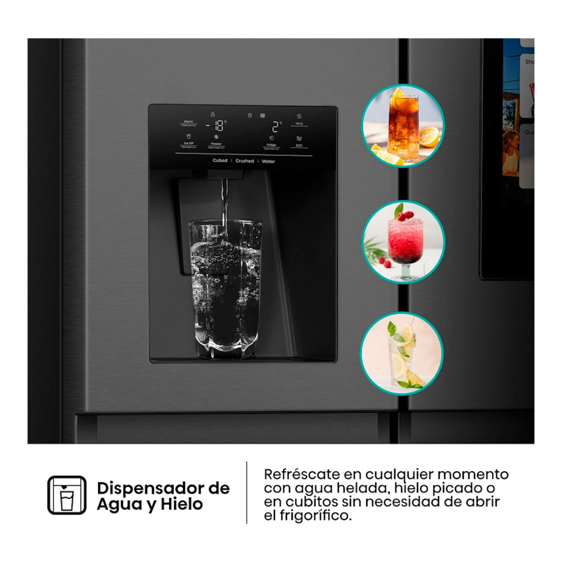Hisense RS9P628GPFE inox, vista frontal del dispensador de agua y hielo con vaso bajo la salida.