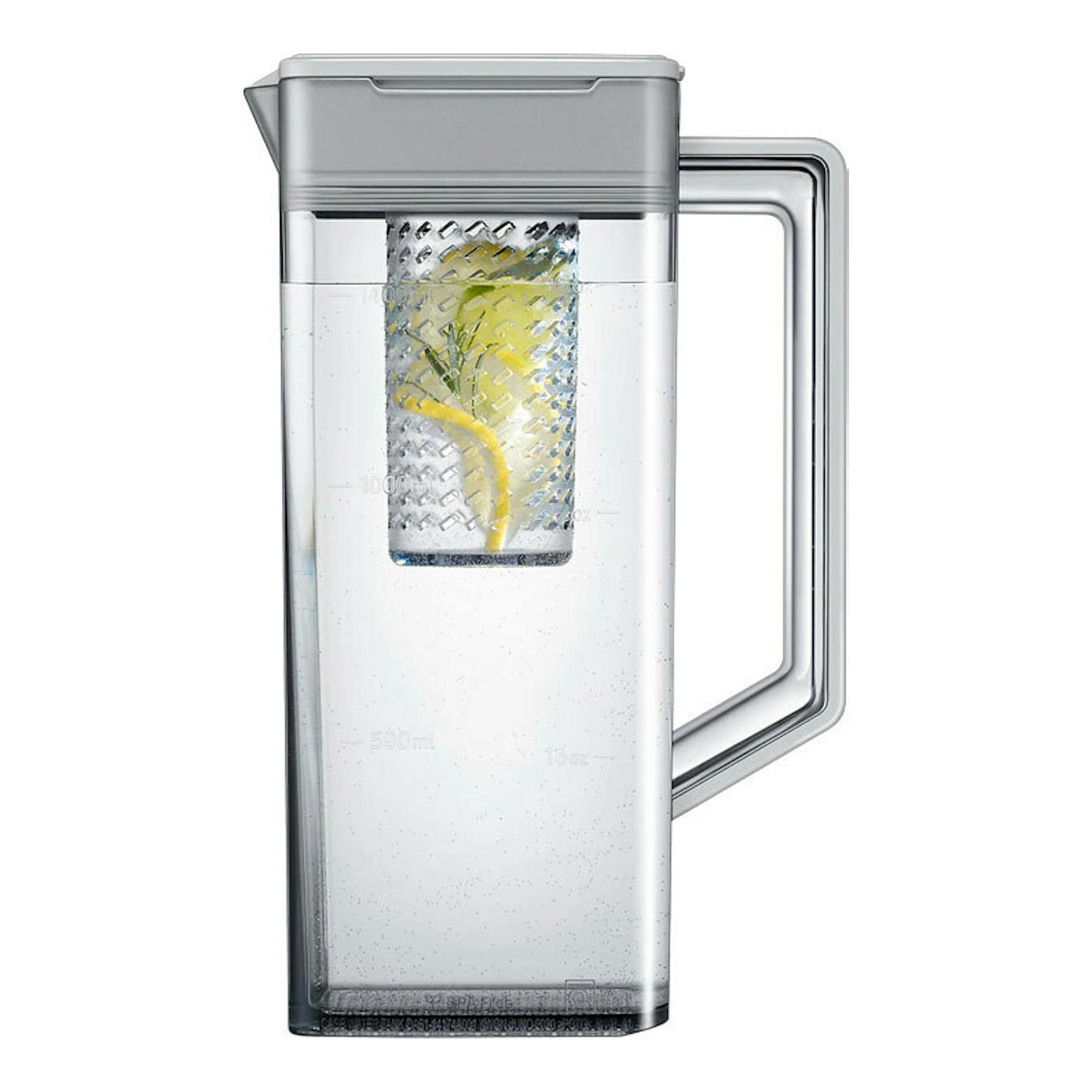 Jarra de agua transparente con tapa y asa gris, con infusor interior y rodaja de limón.
