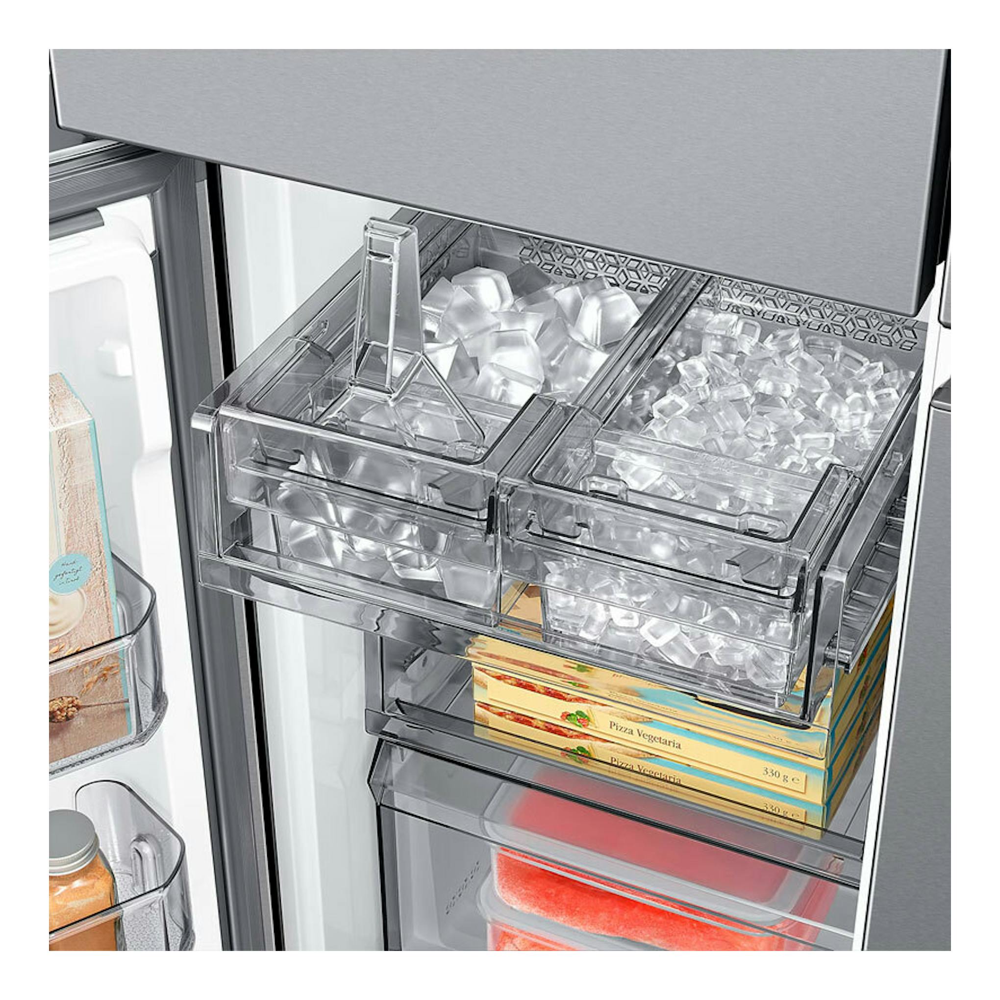 Interior de frigorífico americano Samsung RF65DG9H0ESREF inox, con cubiteras y cajones de hielo.