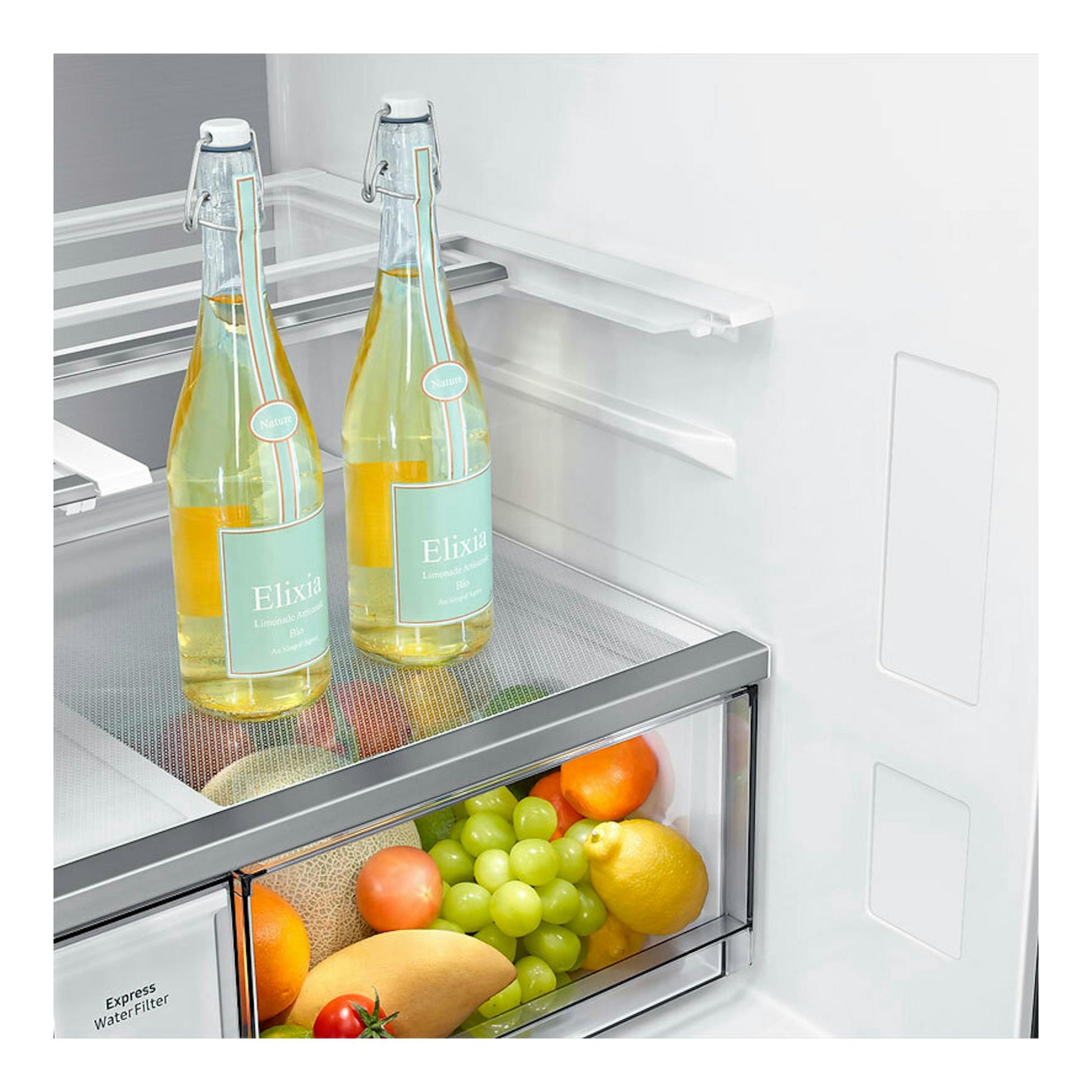 Interior de frigorífico Samsung RF65DG9H0ESREF inox, con dos botellas y cajón con frutas.
