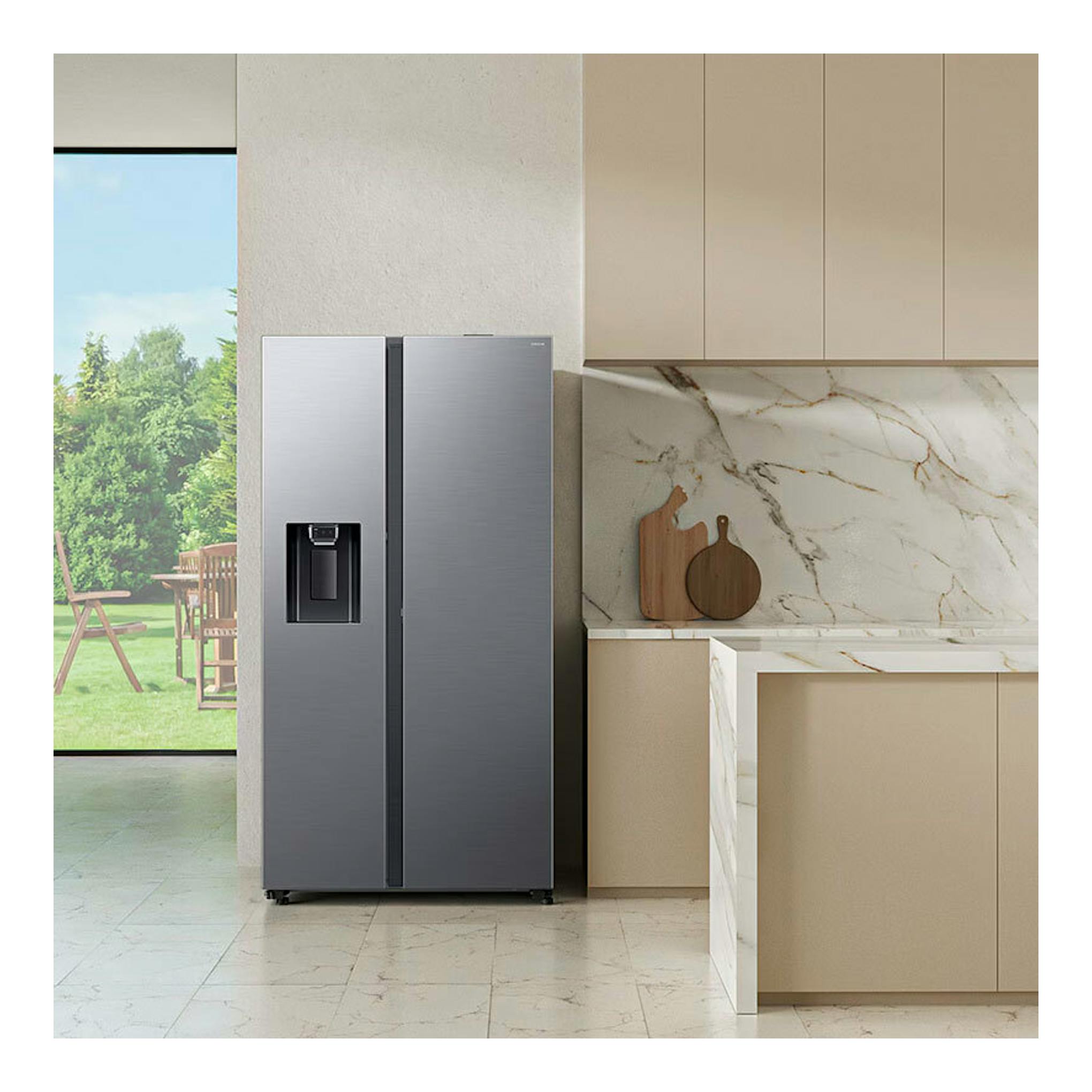 Frigorífico americano Samsung RS80F64KDTEF inox, vista frontal en una cocina moderna.