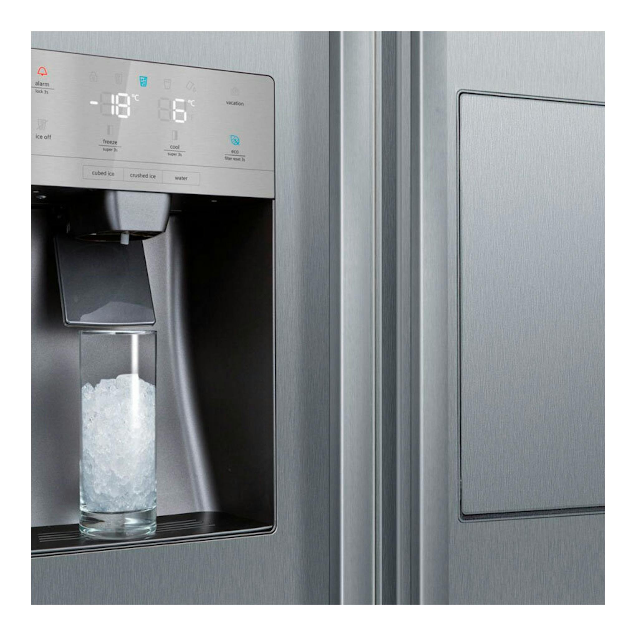 Frigorífico americano Siemens KA93GAIDP en inox, vista frontal parcial con dispensador de hielo y agua.