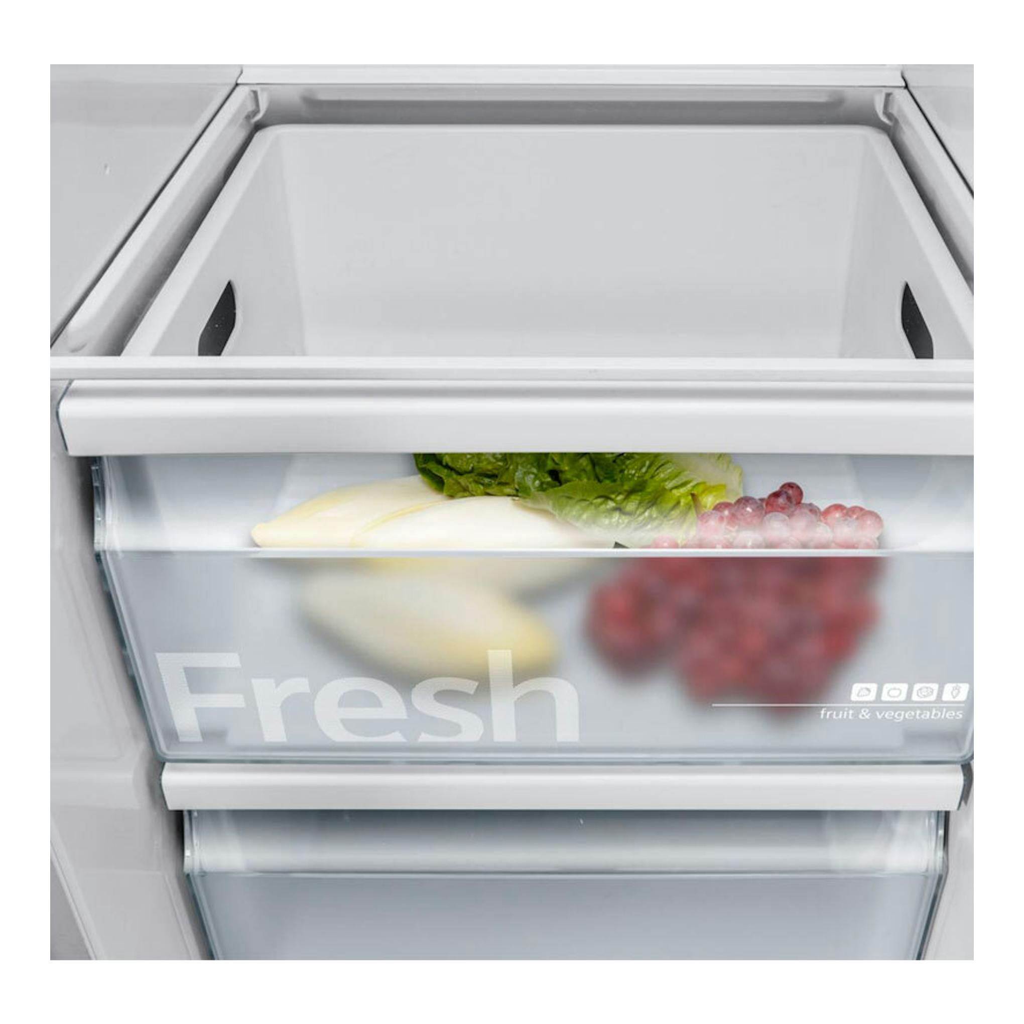 Vista frontal del cajón Fresh de un frigorífico Siemens KA93GAIDP Inox, con lechuga y uvas.